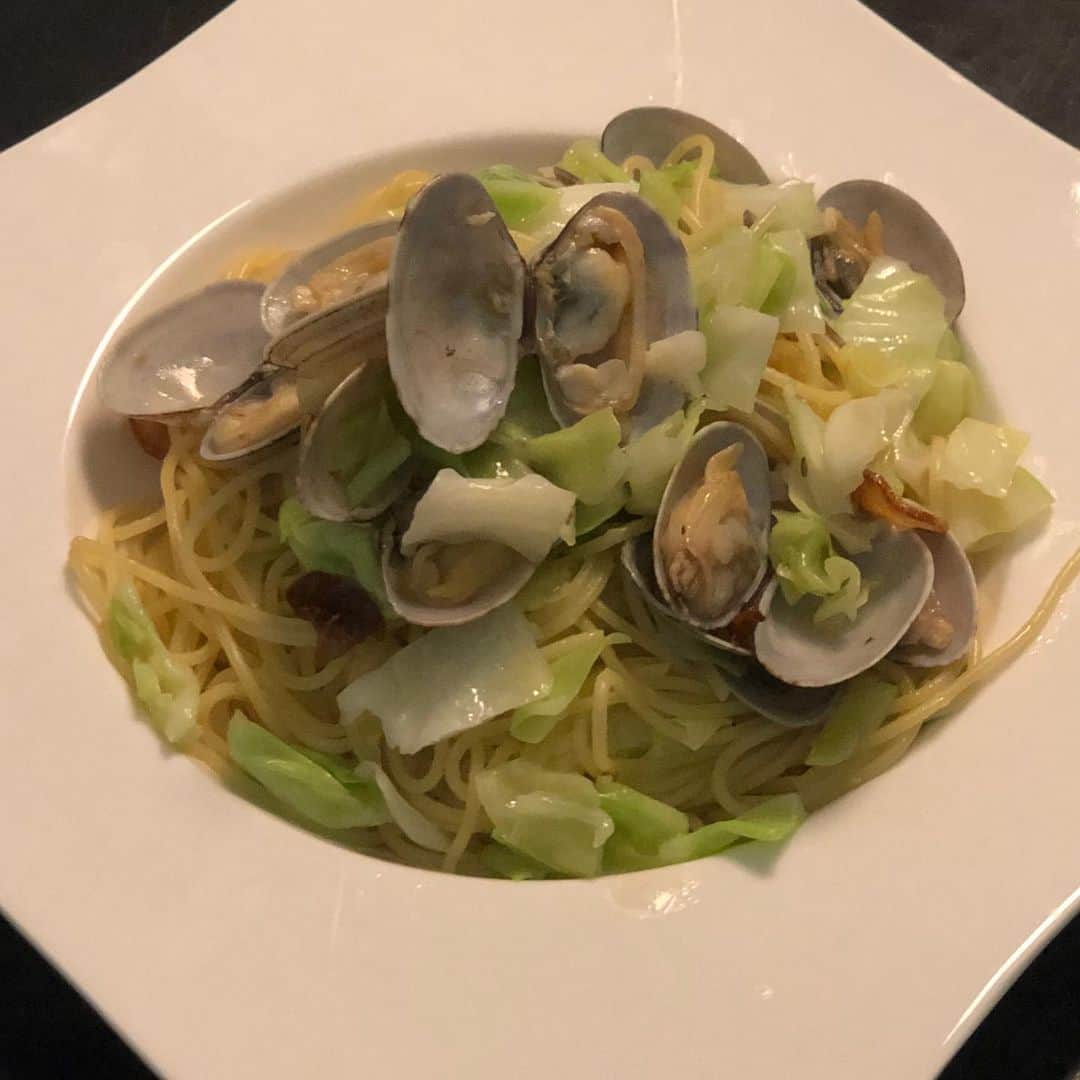 梅津弥英子さんのインスタグラム写真 - (梅津弥英子Instagram)「☺︎ 父の日。カードを作り、晩ごはんやデザートも作ったのは、もちろん娘。息子はそれに便乗するのみ。「カードの文面見たら、便乗丸わかりや。」「あ、すんません。いつも、あざーっす。」こんな父と息子のやり取りも、3人姉妹で育った私には新鮮な夜でした。 ちなみにパスタは激辛だった。鷹の爪の威力を知らない娘がオリジナルで作ったアサリとキャベツとアンチョビのパスタ。一切質問せずに、レシピも見ずに、テキトーに作るあたり。さすが私の娘。 #アバウトつまり適当 #デザートはトライフルアゲイン #コーンフレークやないか #クリーム多めで私は半分で息子にパス #最近ゆずってもらった素敵なお皿で #満腹 #焼肉にはいつ行けるかな」6月20日 23時00分 - yaeko.umezu