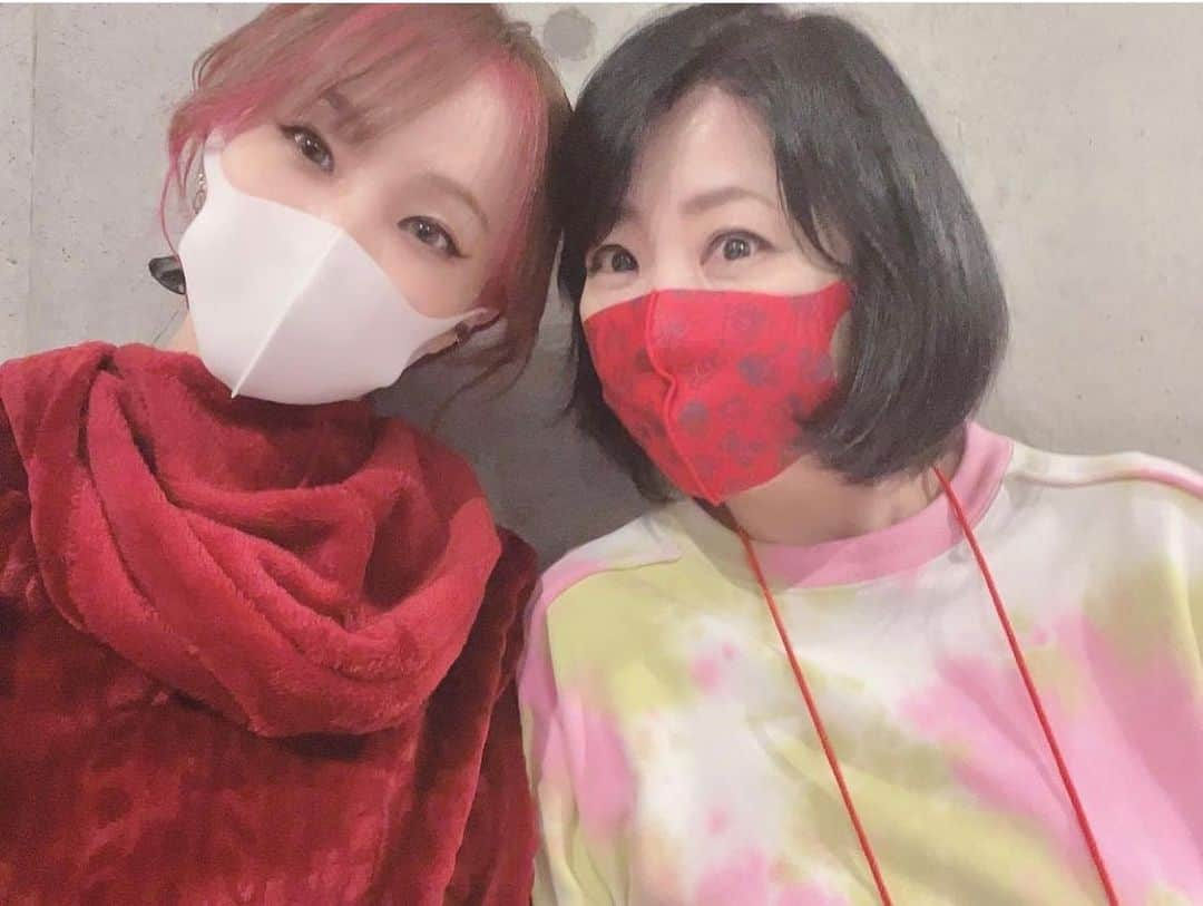 LiSAさんのインスタグラム写真 - (LiSAInstagram)「今夜の　#情熱大陸　はりょんりょん先生🎤 いつもステージに、カメラ前に立つ自信をくれる歌の先生。 先生がいなかったら、乗り越えられなかった場面がたくさんありました。 この後観なきゃ📺」6月20日 23時14分 - xlisa_olivex