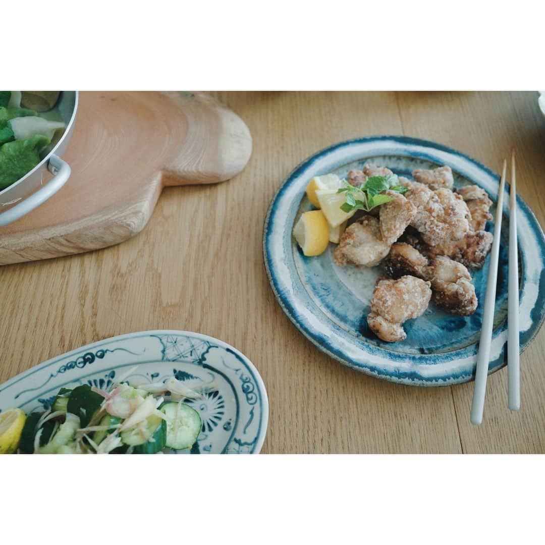 高山都さんのインスタグラム写真 - (高山都Instagram)「日曜日のゆるゆる午後集合ごはん。 鶏の唐揚げ ブロッコリーの茎の魚醤炒め たたき胡瓜の柚子胡椒和え 切り干し大根と搾菜の白和え にんじんの梅オイル和え 水餃子 お皿は @emmeo_onlinestore で買ったベトナムのもの @miyagimasayuki #宮城陶器 さん @yuki_kubota 久保田由貴さん、文祥窯さん @bunshogama #コウホ窯 @narukitakahashi さんなどなど。  唐揚げは、塩麹で揉み込んで、味噌、生姜、にんにく、お酒をさらにギュウギュウと。 美味しかったー。  来てくれたあやこ @teshima_ayako ゆかちゃん @harayuka_123 ありがとー。」6月20日 23時07分 - miyare38
