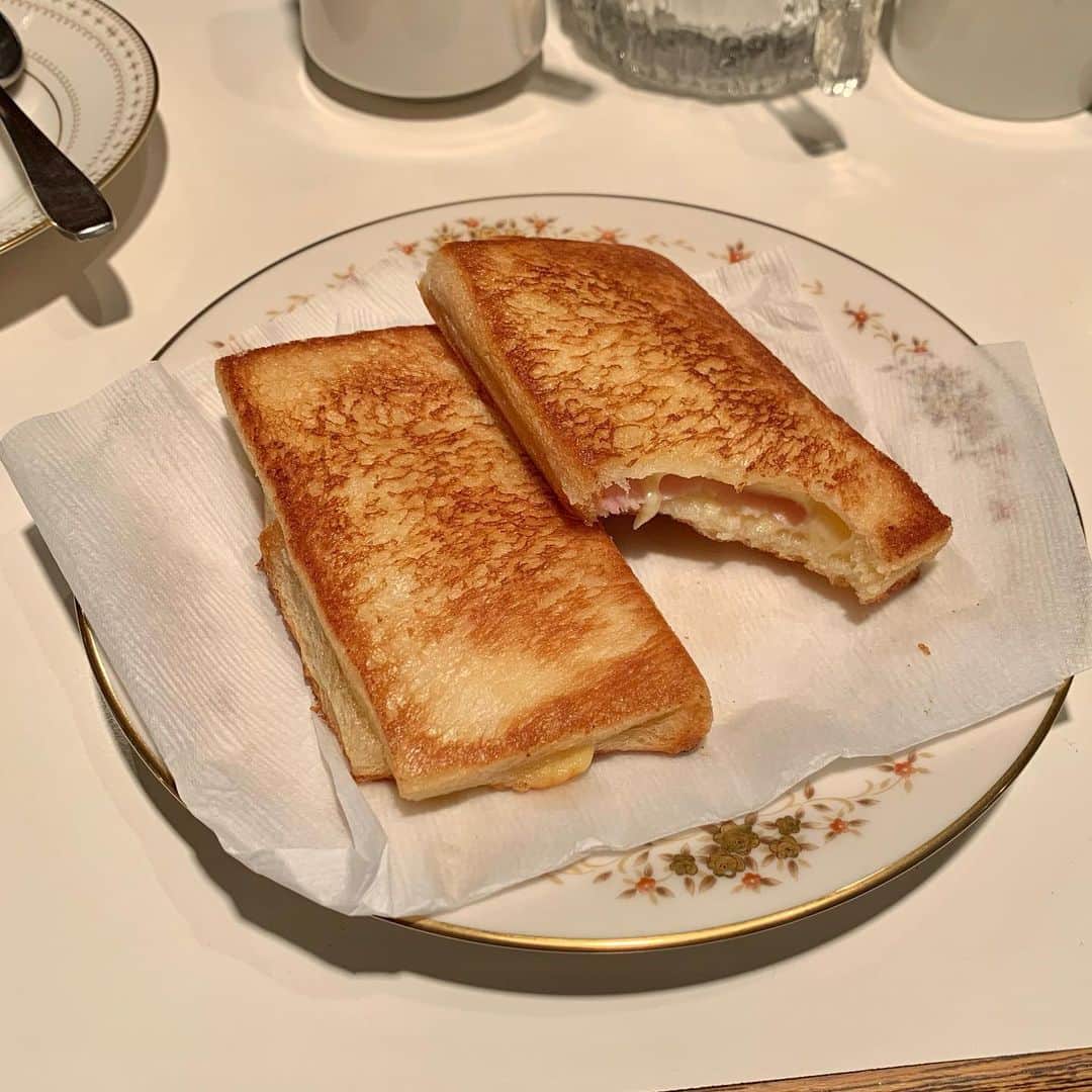 牧村里奈さんのインスタグラム写真 - (牧村里奈Instagram)「☕️コーヒーの店ドゥー / 目黒 . クロックムッシュがこんなにも美味しいと感じたのは初めて…！ ハムとチーズととってもシンプルなんだけど、バターがしみしみで表面はさくっと本当に美味しいの🥺❤︎ . お店はすごくこじんまりしていて、常連さんも多いような喫茶店だけど、一見の人でも優しく向かい入れてくれるマスターが素敵でした、、ただ喫煙可なのでタバコ嫌いな方はご注意を🙅‍♀️ . 隠れ家的な喫茶店で気に入ってもうた🤤✨チーズケーキが毎月18日は100円引きの280円らしいから、今度はそれ狙って行ってみようっと🧀 . ✔︎クロックムッシュ　480円 ✔︎マンデリン　480円 ちょい苦めで酸味は少なめ！サイフォンで淹れているのを目の前で見られるのでより美味しく感じました☕️ . . ●目黒駅から徒歩2分 ●平日 9:00〜22:00、土祝 13:00〜21:00 ●日曜、第2.4土曜定休日 ●全席喫煙可能 ●現金のみ  #目黒 #目黒カフェ #喫茶店  #純喫茶 #カフェ巡り」6月20日 23時12分 - m_rina28