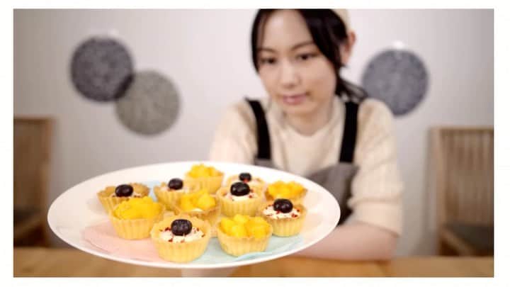 宮澤じゅりのインスタグラム：「.・☆*.°・.・*.・°☆・* . ✴︎料理動画✴︎2本目✴︎ . 本日YouTubeにUPしました♪ . . 今回はひと口で食べられるタルトを生地から作ってみたよ☺︎✴︎ . . 生地づくりにちょっともたついたりもしたけど、楽しく美味しくできました♡ . . ブルーベリーもマンゴーも6月の旬のフルーツということで、今回はこの2種類に決定！！ . . 是非YouTubeで観てください☆ . .＊*＊*＊*＊*＊*＊*＊. . YouTube Bite-sized cooking 2 「Blueberry and Mango mini tart」 . .＊*＊*＊*＊*＊*＊*・」