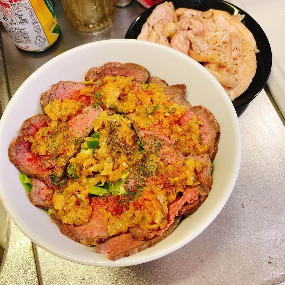 蛇足のインスタグラム：「本日の川村飯店 ローストビーフサラダと塩麹で低温調理した鶏胸肉」