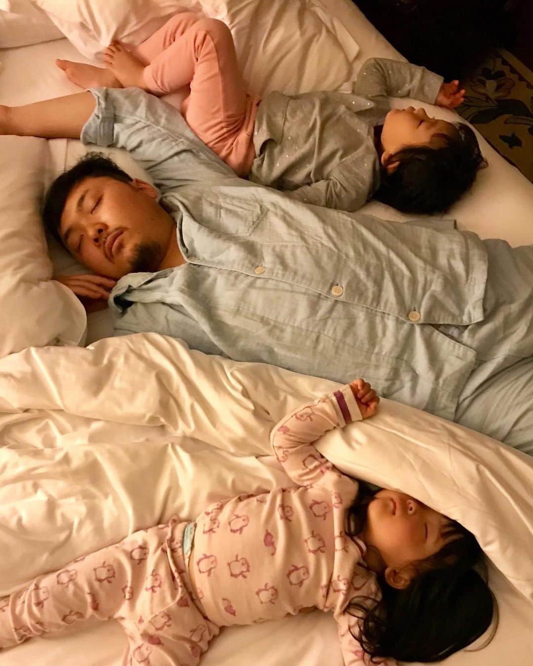 近藤麻理恵のインスタグラム：「Describe parenting in three words: "Love, love and love." Happy Father's Day, @takumi.kwhr!」