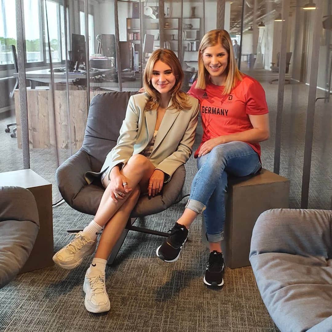 エリザベト・ザイツのインスタグラム：「Ein super spannendes Wochenende voller Videodrehs geht zu Ende.  Dank @godaddyde durfte ich das #GoTeam kennen lernen mit @stefaniegiesinger @himbeersahnetorte und @vanellimelli.  Zudem habe ich viele total viele hilfreiche Tipps bekommen, wie ich mein Auftreten Online und meine neue Webseite noch besser gestalten kann.   Die Ergebnisse des Drehs werde ich euch natürlich bald möglich zeigen!   Was habt ihr dieses Wochenende gemacht?   #newwebiste #me #nationalteam #roadtotokyo #roadtoolympicgames #gymnastics #godaddyDE @teamdeutschland」