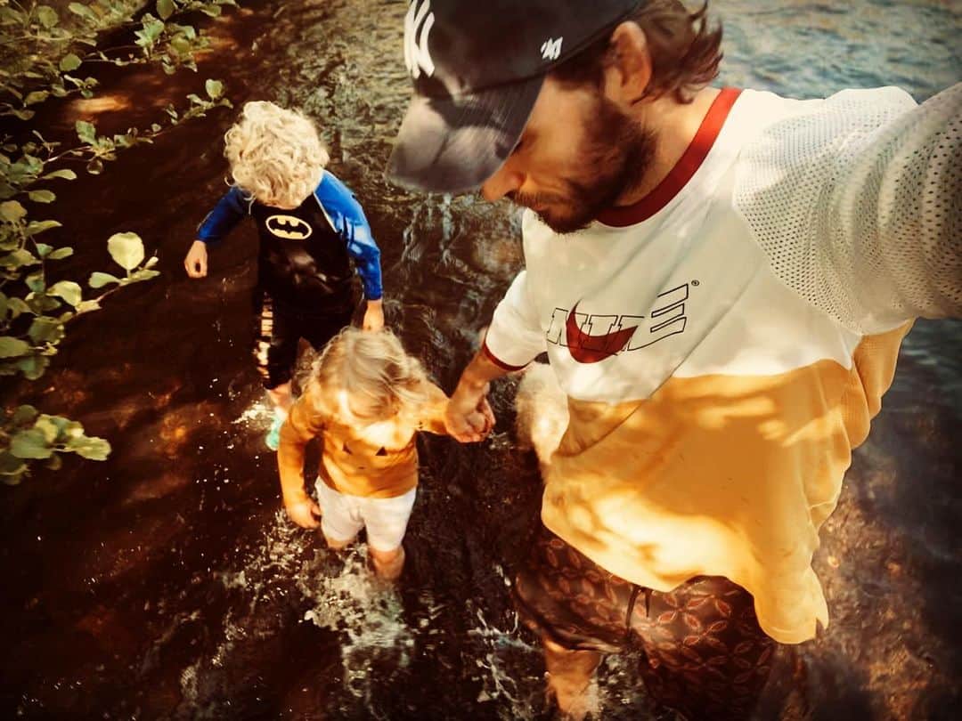 サム・クラフリンのインスタグラム：「Especially missing my little nuggets today.   Happy Fathers Day to my Papa, and to all the other dads out there.」