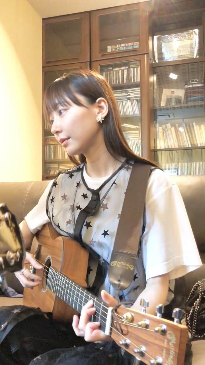 葉月祥子のインスタグラム：「今日は楽曲の制作の合間に弾き語り色々しました♪ ⁡ ⁡ ただ練習してたものですが、せっかくなので載せてみました🐾 ⁡ ⁡ 私は宇多田ヒカルさんが大好きなので、この曲は『Eternally』🎸 ⁡ ⁡ fragranceの新しい曲も、順調に仕上がってきました♪メロディと作詞をするのが、とても楽しいです♪  ⁡ ちなみにアイメイクすらしていない。。完全にすっぴんで恥ずかしいのですがそのへんはお気になさらずに🙏  今日も良い日で♪ #fragrance #acousticguitar #littlemartin #martin  #弾き語り」