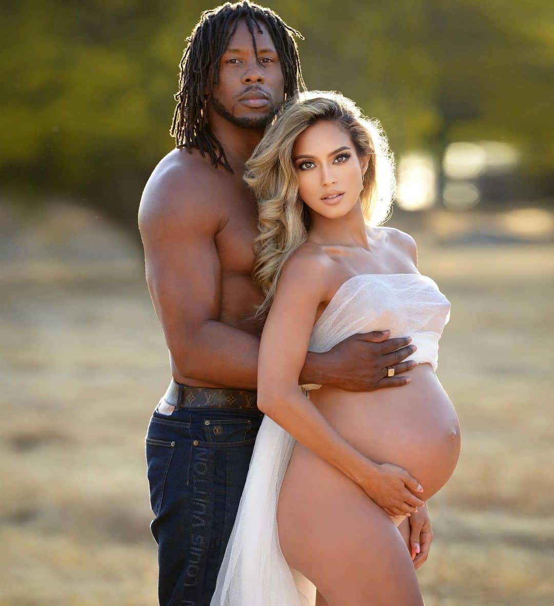 Sarah Mundoのインスタグラム：「Happy Father’s Day to the best father ever known @therealaqualeo . We love you very much 💕 📸 @ryanastamendiphotography  MUA @jey_ventura  Hair @tressesbytramel」