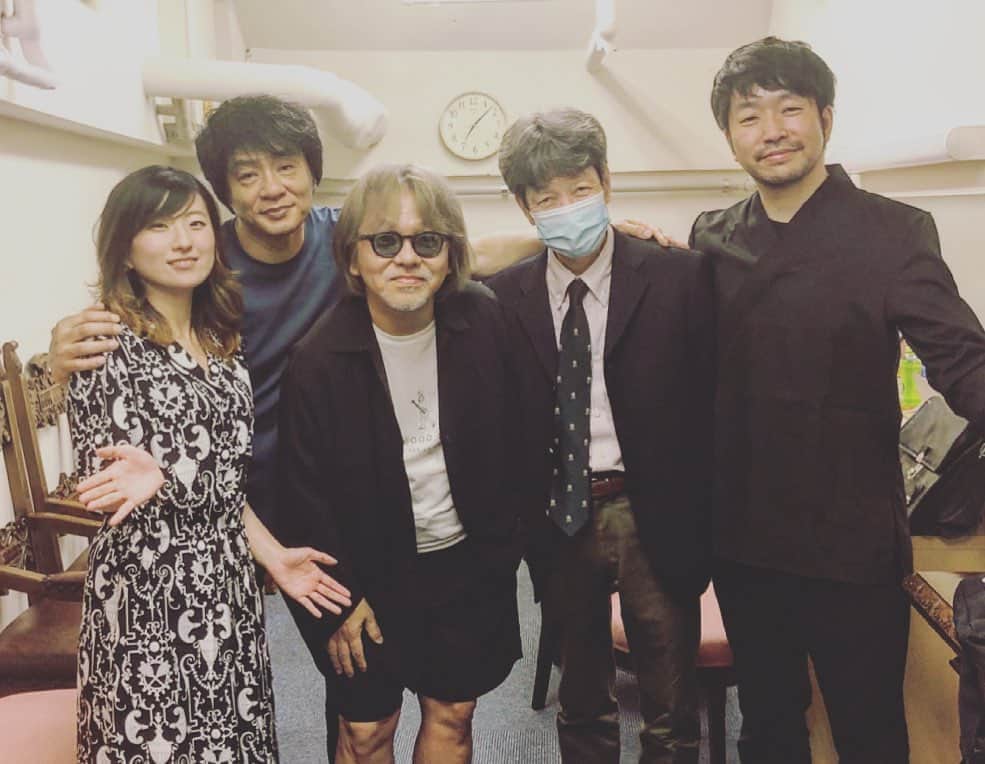 のインスタグラム：「改めまして澤近さんお誕生日おめでとうございます。 還暦の年からまほろ座でお祝いさせていただき4年目…なんと今年はKANさんとASKAさんという超豪華サプライズゲストがお祝いに駆けつけてくださいました！ まさに子供の頃から歌番組で観ていたあのスターたち。澤近さんを中心とした様々なご縁が絡み合ってこんな豪華な一日となりました。  あろう事かそのお二人と歌唱力オバケの宇海ちゃんが歌った後のアンコールで私が歌うという。身の程知らずもここまで行くと我ながら清々しいものがある。実は『流石に蛇足すぎませんかね〜💦』と一度は固辞したものの、澤近さんの有難いご希望により謹んでお受けする事に。共演者として撮影したこの満面の笑顔の写真を観るに、年長者の言う事は素直に聞いておくもんだと思った梅雨の日でありました。」