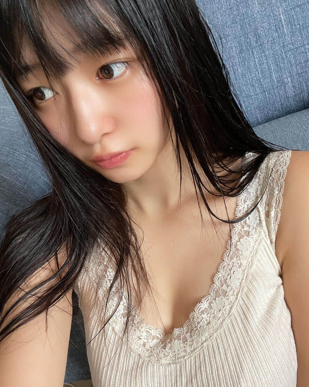 我妻ゆりかさんのインスタグラム写真 - (我妻ゆりかInstagram)「今日は撮影会でした〜  今までソファーで眠っちゃってた…！！！  実は新しいソファー買っちゃってめちゃくちゃ居心地良くてもうすでに魔のソファー呼びしてます…（一度ごろんすると抜け出すのに時間がかかる）  今日の撮影会楽しかったなぁ、、、 モデルさんが2人だけしかいなかったからちょっと外出たい〜！って言って外出て撮影したり☺️ お昼ご飯配達じゃなくてみんなで食べに行こうよ〜ってスタッフさんとタレントさん1人と外出て食べに行ったり、、、  もうすっごくたのしかった！！！ ハマりそう！」6月21日 2時27分 - wagatsuma_yurika