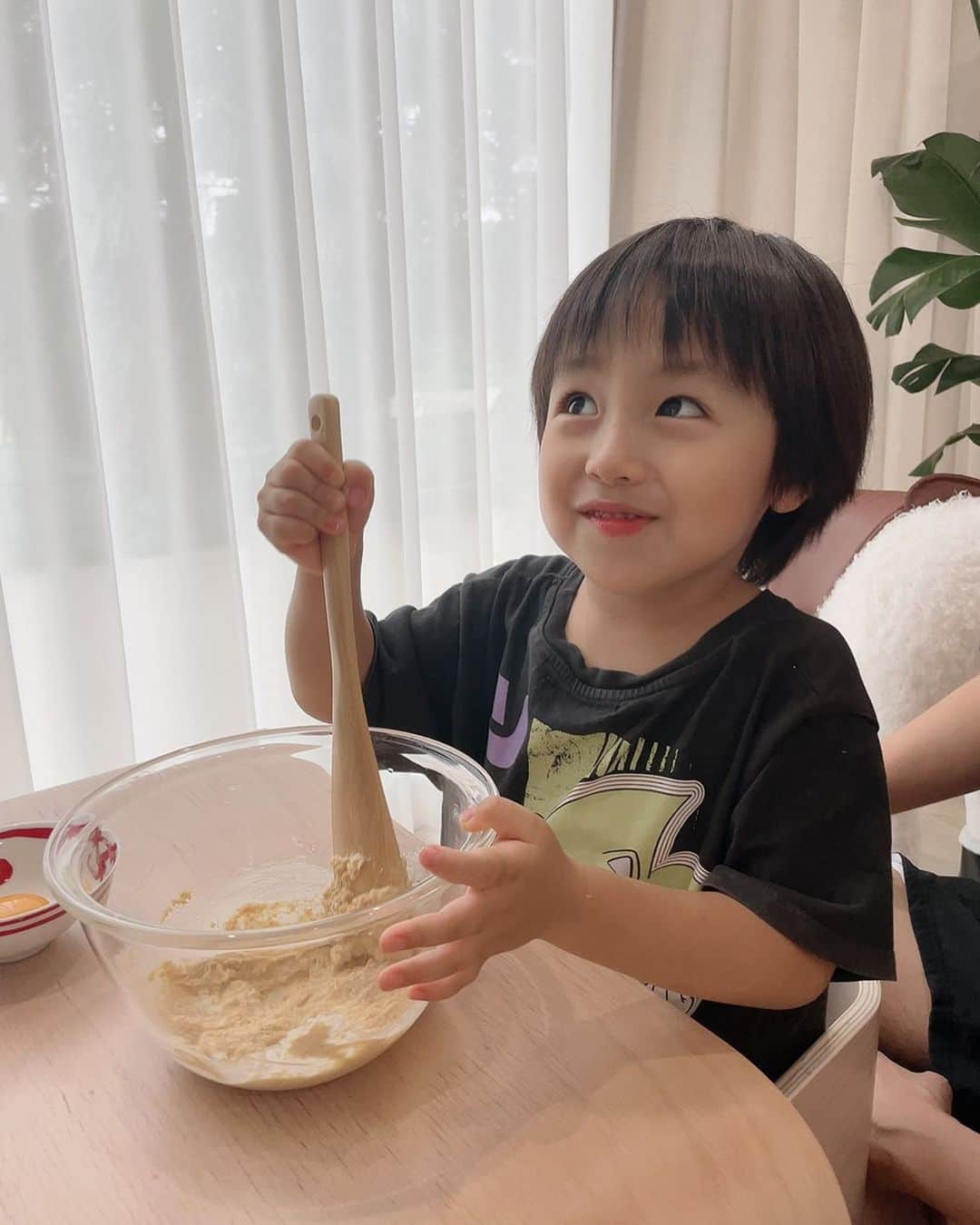 アレクサンダーのインスタグラム：「クッキー屋さん🍪 おちび  今日さ３時50分には完璧にハイテンション」