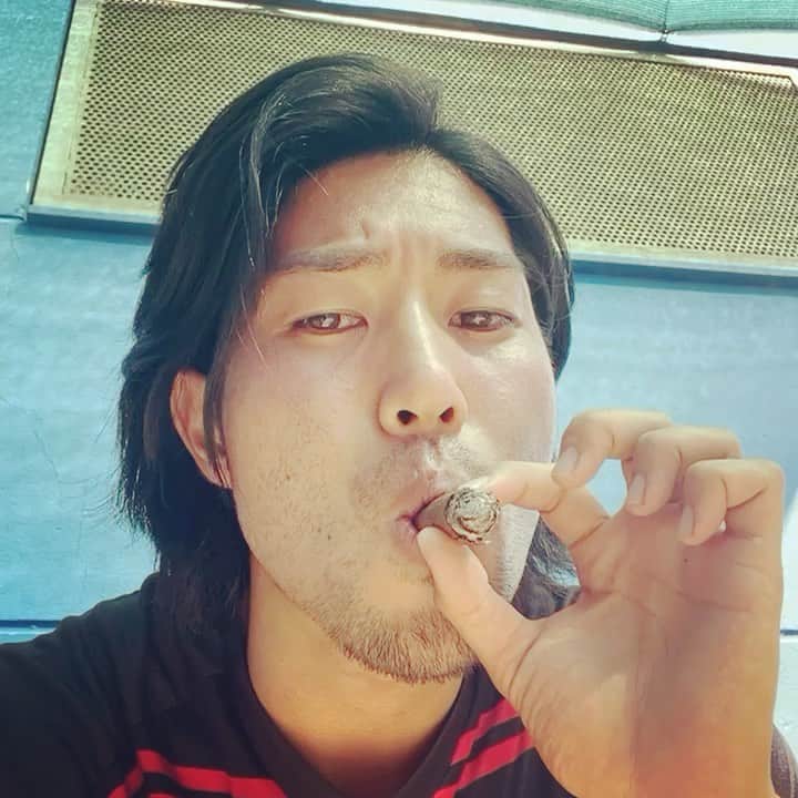 野崎雅也のインスタグラム：「行き場を無くした善意は、結構簡単に悪意に変わってしまう。  #españa #spain #スペイン #barcelona #バルセロナ #いっつも葉巻吸ってるリカルドっていうクラブハウスのスタッフから一吸いさせてもらったやつ #llefiàのユニフォームは葉巻の匂いがする」
