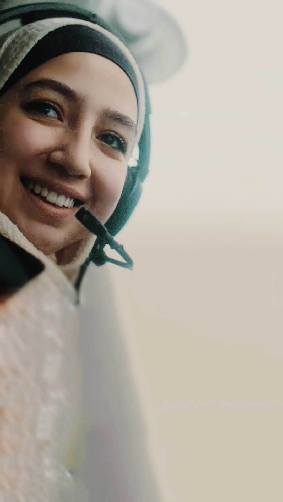 リザ・コッシーのインスタグラム：「Enjoy and allow @ghazalmia fill your cup to the brim, as she spiritually and literally did mine. Maya brilliantly owns and shares her story and reminds us that we all have a part to play in making sure @refugees feel welcome. Thank you to UNHCR, the UN Refugee Agency, for setting up my favorite blind date. I can see clearly now the stereotypes we need to de-stigmatize so refugee stories can be rightfully supported and celebrated… Wanna join me in doing so? Of course you do, you humanity loving human. Learn more about their work and hear other refugee stories by clicking here: @refugees. Thank you in advance for the work we’ll do together bbs. #WorldRefugeeDay」