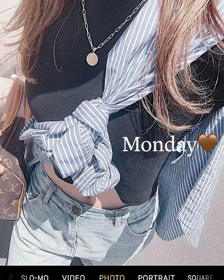 HONOのインスタグラム：「Happy Monday🤙🏽🤍 . . . 昨日のコーディネートです🌊☀️ 全身撮り忘れました😎w 海に行きたいです🚙💭🌴 . . . Have a good day!🌈 . . . #monday#outfit#zara#grl#海コーデ#夏コーデ#斜め掛け#ワイドパンツ#プチプラコーデ#シャツコーデ#ストライプシャツ#ダイエット#ダイエット生活#ダイエット仲間募集#ダイエット女子」
