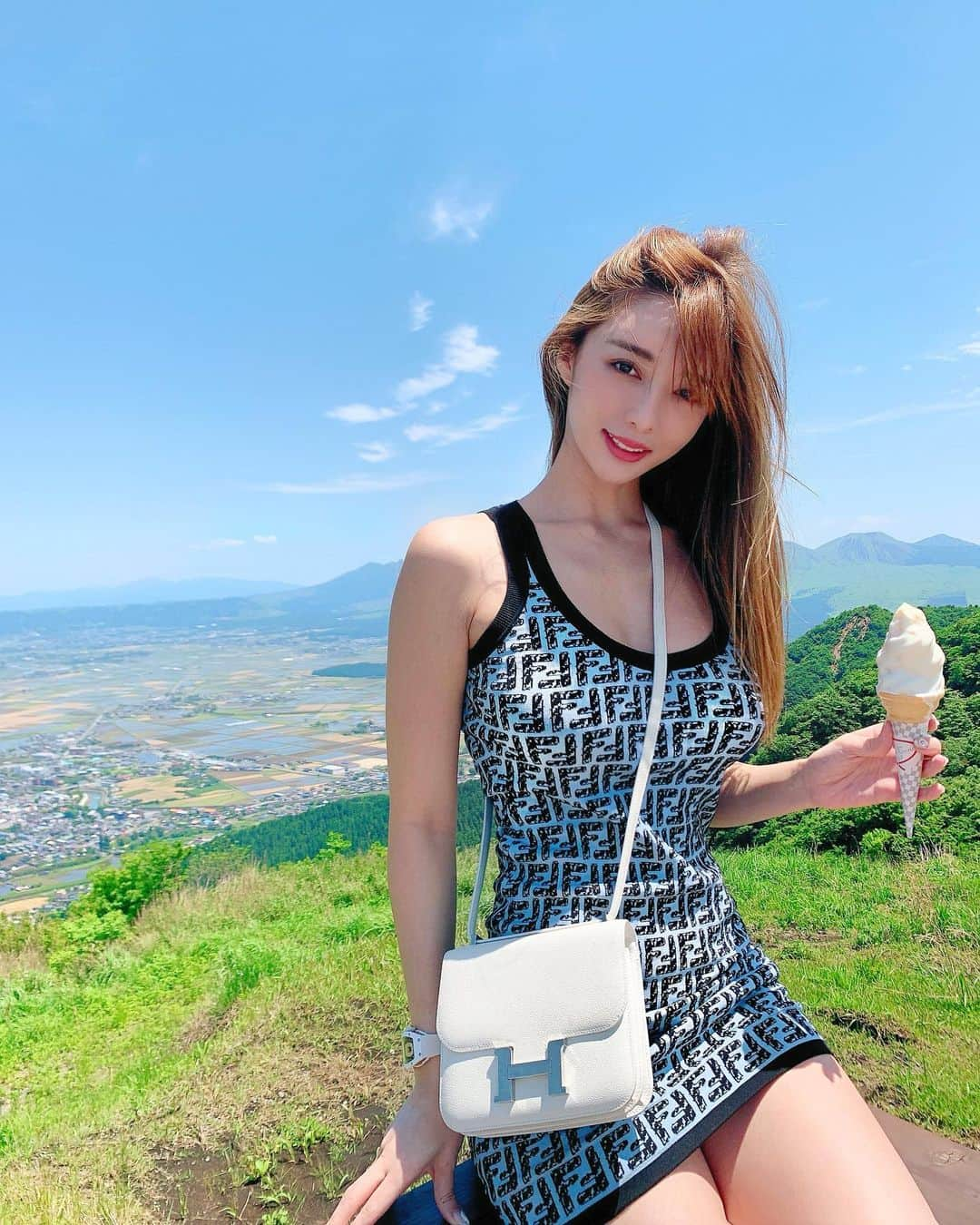 濱野りれさんのインスタグラム写真 - (濱野りれInstagram)「. I am in Kumamoto🧸♥️♥️♥️ This is a huge national park on the way to the hotel. Help me to eat icecream before it's melt😍🍦 . . 寄り道あいす🍦 宿への道中天気が良すぎてよりみち🤍 阿蘇くじゅう国立公園が広すぎてどこからどこまで！？ ってなった😍  夏ですね🤗🤍🤍🤍 . #kumamoto #kumamotogram #kyushu #kyushutrip #instagramjapan #asokujunationalpark #nationalpark #summer #summerfashion #summertime #fendi #hermes #constance #thisisjapan #熊本 #九州 #九州旅行 #日本旅行 #阿蘇くじゅう国立公園」6月21日 15時41分 - riregram