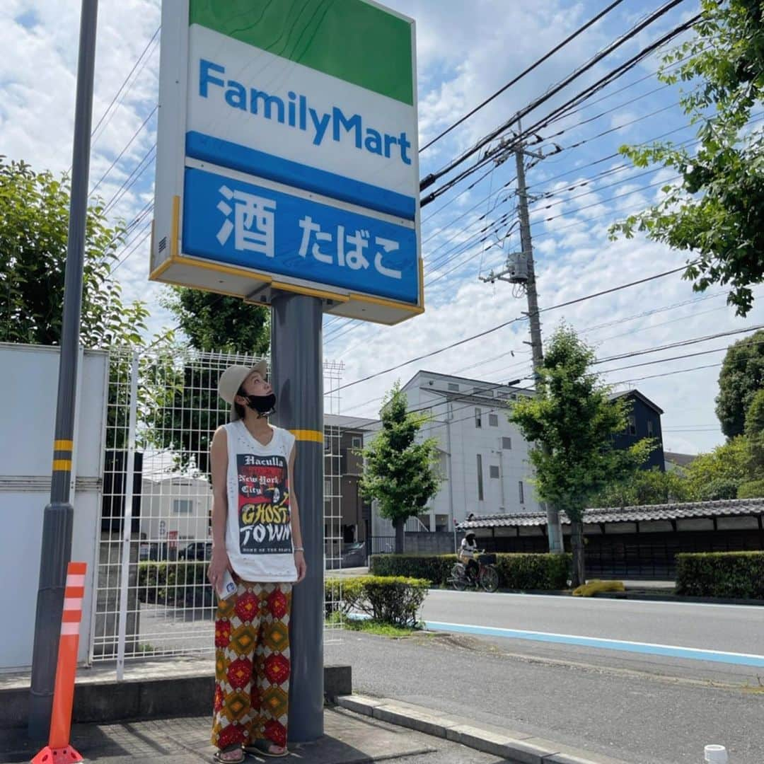 西山茉希さんのインスタグラム写真 - (西山茉希Instagram)「『ポケチキのレッドください』 って言って、恥ずかしかった日。  #レッドはからあげクン #ポケチキはホット #紙一重風  夏曜日。 運動ロケ。  #俺流コーデ #ニューネイル #それぞれタグあり #🌈☀️🌈」6月21日 15時40分 - maki.nshiyama50