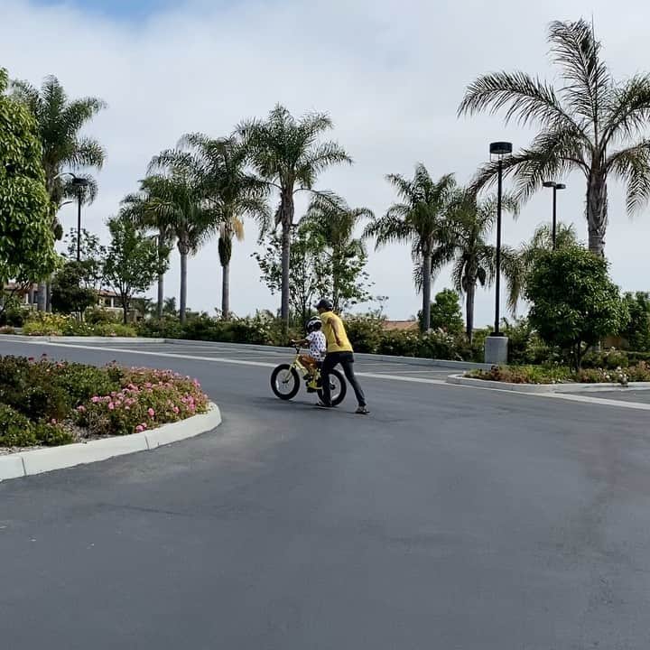 Mieのインスタグラム：「ホテルのレンタルバイクでコウ、自転車の初乗り😝👍  やっぱりストライダーあがりはあっというまに乗れるね😆🙏  とはいってもお決まりの転倒🤣🤣🤣 ３枚目可愛すぎるの、パパさん撮影してた👏  今日はこちら父の日、世の中のお父さん、子供たちにかっこいい背中を見せてくれていつもありがとう❤️🙏  #happyfathersday #大切な日に夫婦喧嘩 #リアの手紙の内容がママと仲良くしてくださいって🤣 #初乗り自転車 #初乗りあるある」