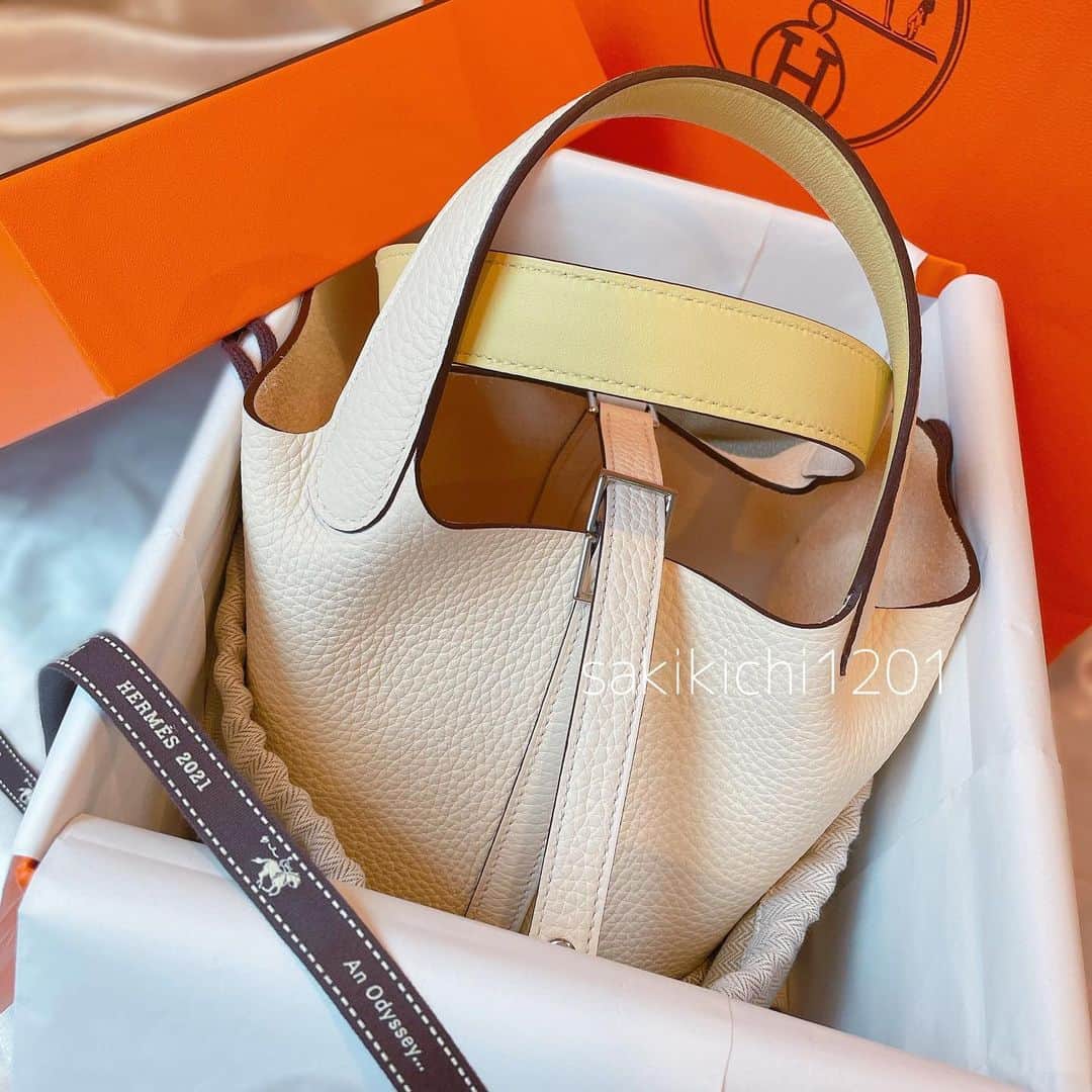 のインスタグラム：「先日いきなり出会ったナタピコ🍊 ． ナタのゴールド金具は持ってるけど シルバー金具だし エクラで持ち手がジョーヌプッサンだし 雰囲気違うから購入🤢✨ 家に帰って旦那に見せたら 同じ色のバッグ買ってるの意味わからんて言われた🤣💥www 私もそれは思った🤣🤣🤣 ． #hermes  #hermesbag  #hermespicotin  #picotin18  #picotinlock  #hermeslover  #hermesaddict  #ピコタン #ピコタンpm  #ピコタンロック #ナタ #ジョーヌプッサン  #ピコタンエクラ #エルメス好きな人と繋がりたい  #購入品 #備忘録」