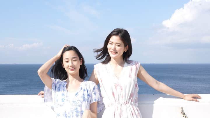 高嶋香帆のインスタグラム：「まきちゃんと一緒に作品撮りを☺️✨  さて、何を歌ってるでしょうー？ わかったら凄い！笑」