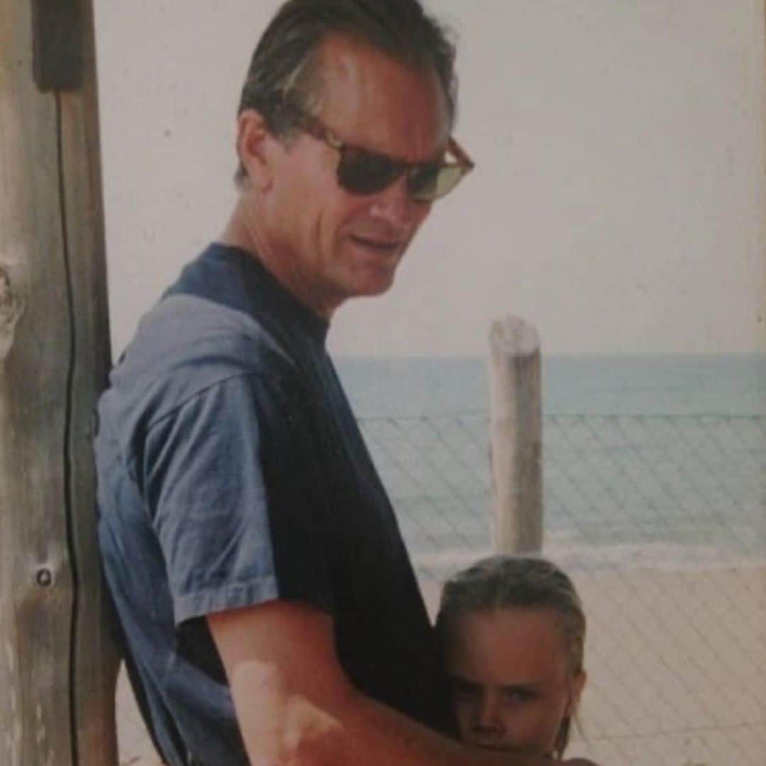 カーラ・デルヴィーニュのインスタグラム：「Happy Father’s Day!!! Wish I could be with you to get a hug just like in this photo. So grateful to have such a kind, caring and hysterically funny father. Did I mention charming and handsome too... miss you xxx」