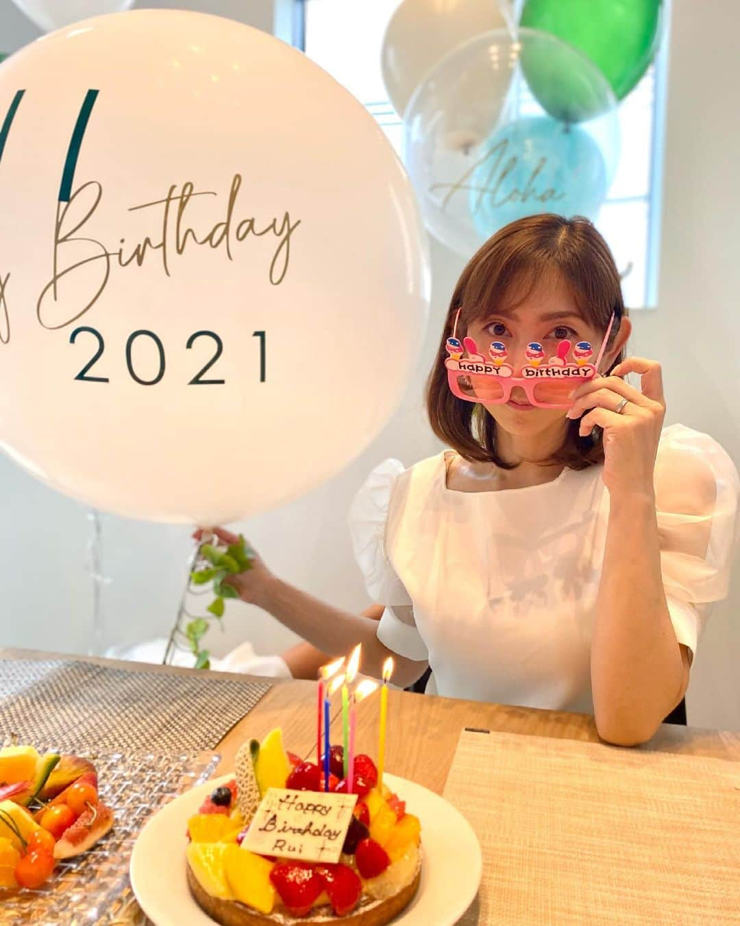 宮崎瑠依さんのインスタグラム写真 - (宮崎瑠依Instagram)「今日は誕生日🎂  30代は、歳を重ねるたびに幸せを感じています😌 なにより健康に過ごしていることに感謝です✨  毎年その年齢を楽しんで、また次の歳がやってくる。38歳も毎日笑って過ごせるといいな😊  なかなか落ち着かない世の中ではありますが、、、新型コロナウイルスの1日も早い収束と皆さんの健康を心より祈っています✨  #夏至生まれ #誕生日」6月21日 8時12分 - ruimiyazaki