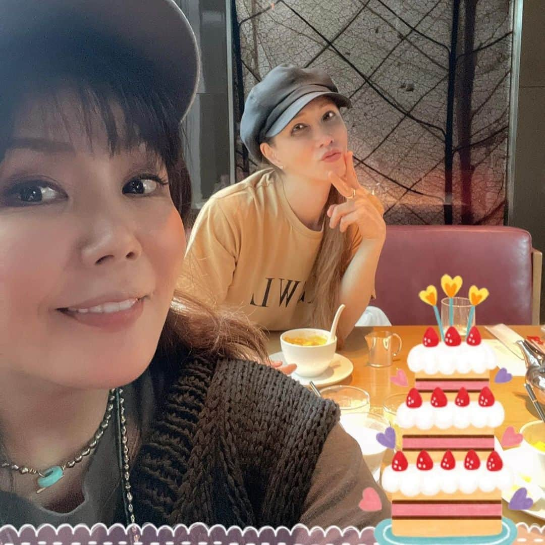 KABA.ちゃんさんのインスタグラム写真 - (KABA.ちゃんInstagram)「なっつ小川菜摘さんに、今年もお誕生日のお祝いをしていただきました〜ッ！今年こそいくつになったの？って聞かれ、今年も37歳にって答えたらくい気味に怒られた🤣🤣こっそり小声で本当は52って言ったら、私は今年で5○って2人で大爆笑〜ッ！🤣🤣皆んなには内緒ねってお願いしたけど、、、言うな、あれは絶対言う！🤣🤣そしてとっても素敵なプレゼントもいただきました、誕生石で世界に1つだけのピアス、とっても可愛いくてすぐ付けるの巻子ちゃん💕今年も素敵なお誕生日を迎えることが出来ました〜菜摘さんありがとうございました💕💕💕  @natsumi1230  @stones_stone_zoo  #お誕生日 #お祝いしていただきました  #誕生石で世界に１つだけのピアス #超可愛いの #お守りにする #超お気に入り #今年も37歳になりました #嘘ついたら怒られた #本当は52歳らしい  #皆んなには内緒 #きっとバラされるはず #毎年お祝いして下さる菜摘さんに心から感謝 #とっても素敵なお誕生日を迎えることが出来ました #ありがとうございました」6月21日 8時38分 - kabachan_official