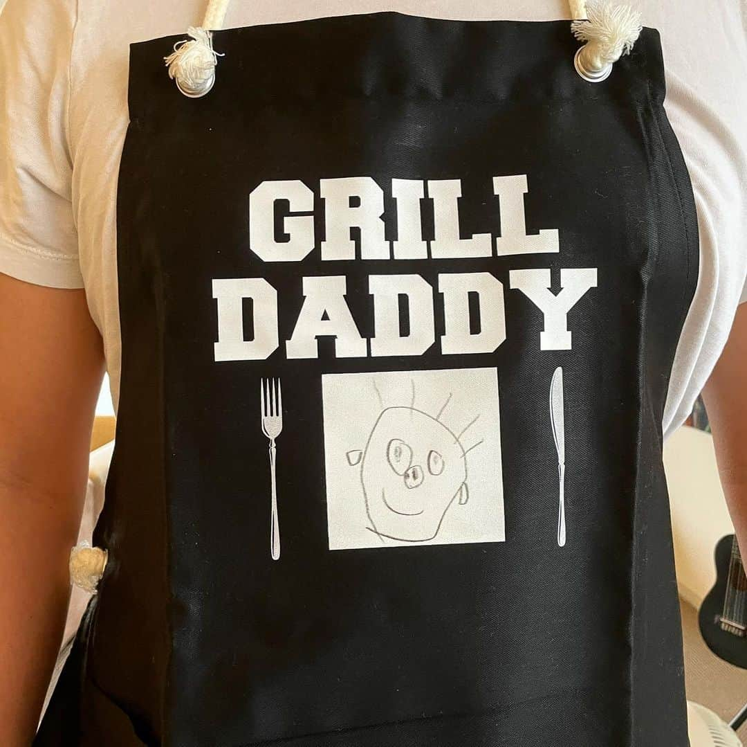 小堀ケネスさんのインスタグラム写真 - (小堀ケネスInstagram)「Trying to be a better dad everyday!  Love you guys and thanks for my new BBQ apron!  より良いパパになれるように日々努力中。😊　いつもありがとうね！　そしてディーン君と鬼ママが作ってくれたエプロンは大事に使わしいただきます！　大好きだよ〜！！🥰  #notdrunk #fathersday #blessed #父の日#日々感謝#家族#大好き  @mariakamiyama」6月21日 9時36分 - kenkob0903