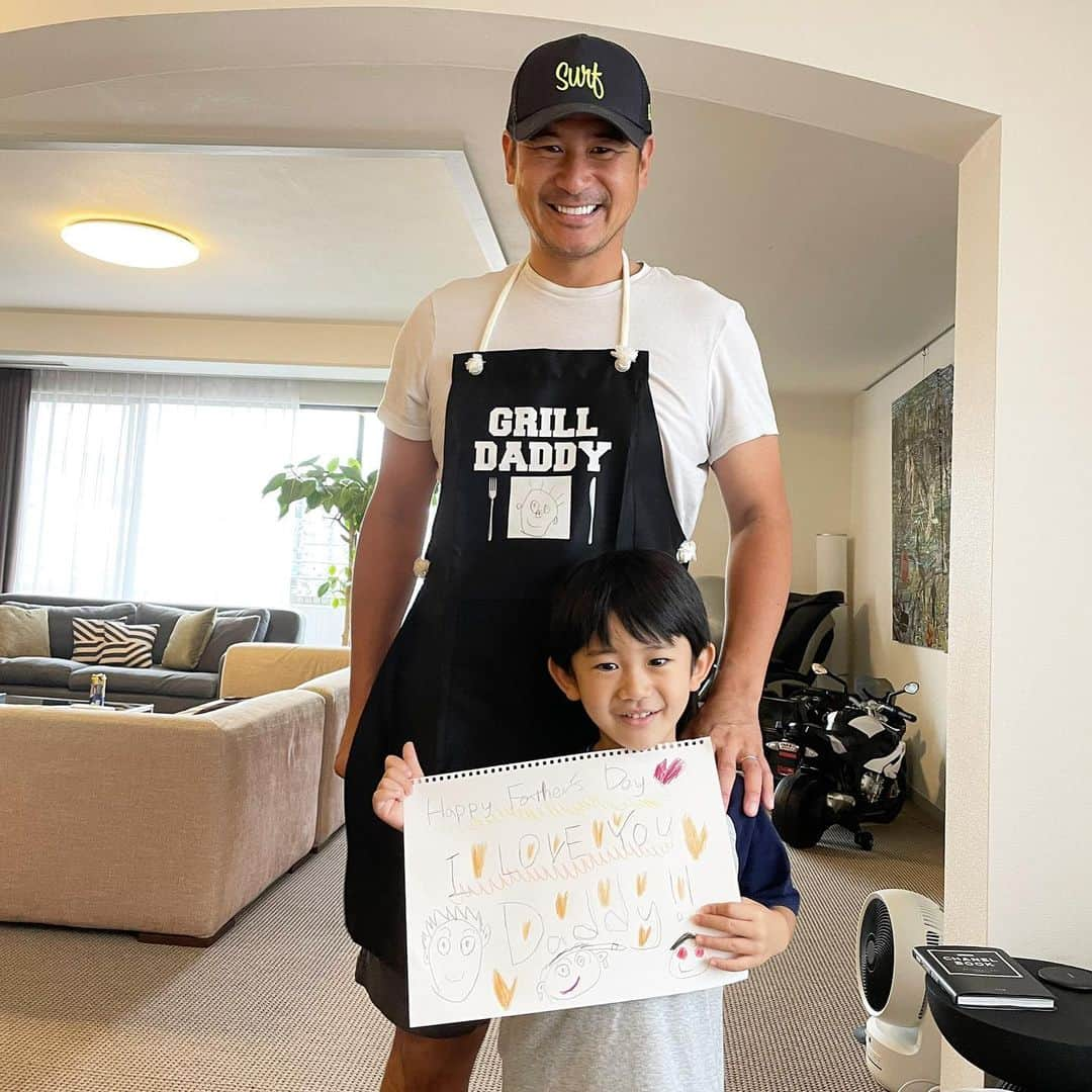 小堀ケネスさんのインスタグラム写真 - (小堀ケネスInstagram)「Trying to be a better dad everyday!  Love you guys and thanks for my new BBQ apron!  より良いパパになれるように日々努力中。😊　いつもありがとうね！　そしてディーン君と鬼ママが作ってくれたエプロンは大事に使わしいただきます！　大好きだよ〜！！🥰  #notdrunk #fathersday #blessed #父の日#日々感謝#家族#大好き  @mariakamiyama」6月21日 9時36分 - kenkob0903