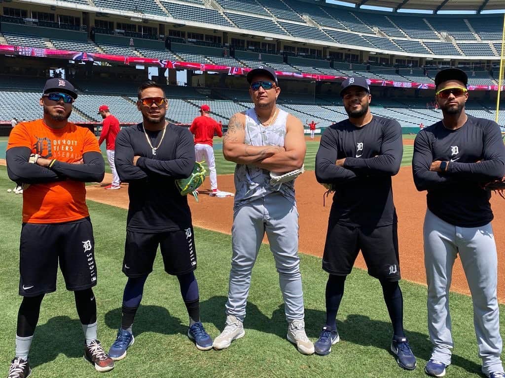 ミゲル・カブレラのインスタグラム：「Mis hermano posando y celebrando mis 18 años en el Big show 🙏gracias 🤩 2003 junio 20 🎉」