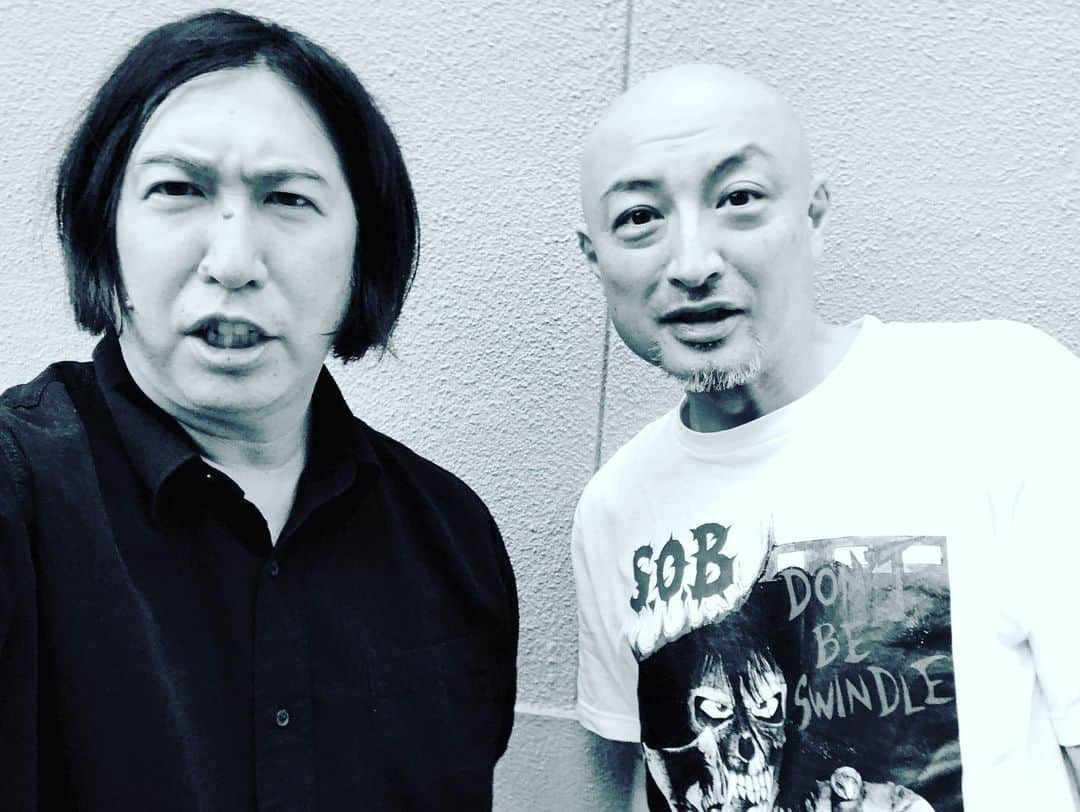 山内圭哉のインスタグラム：「昨日は、タカタタイスケ君とやってるバンド・khwaiの会議してました。 コロナや仕事の兼ね合いやらで、なっかなかライヴが出来ませんので、何を何して何かしらやれるんちゃう？みたいな会議を。 やってる曲は90'オルタナやけど、TシャツはSxOxBやわ。 #khwai」