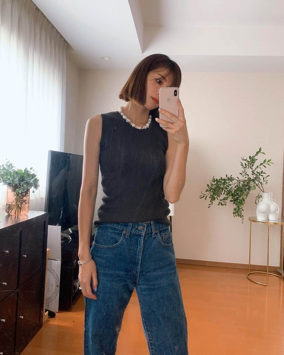 ayu kagawaさんのインスタグラム写真 - (ayu kagawaInstagram)「密かに気に入っている @bow.a_official TANK KNIT TOPにvintage levisのゆるっとデニム。 topsは少し透け感があって程よくフィットして女性らしさがあり気に入っている。 シンプルだけどこんなstyleは私の夏の定番。 トップスを少しずつアップデートして楽しんでいます🖤 #fashion#mamafashion #bowa#ボウエー #levis#vintagelevis」6月21日 11時06分 - ayuyunyun