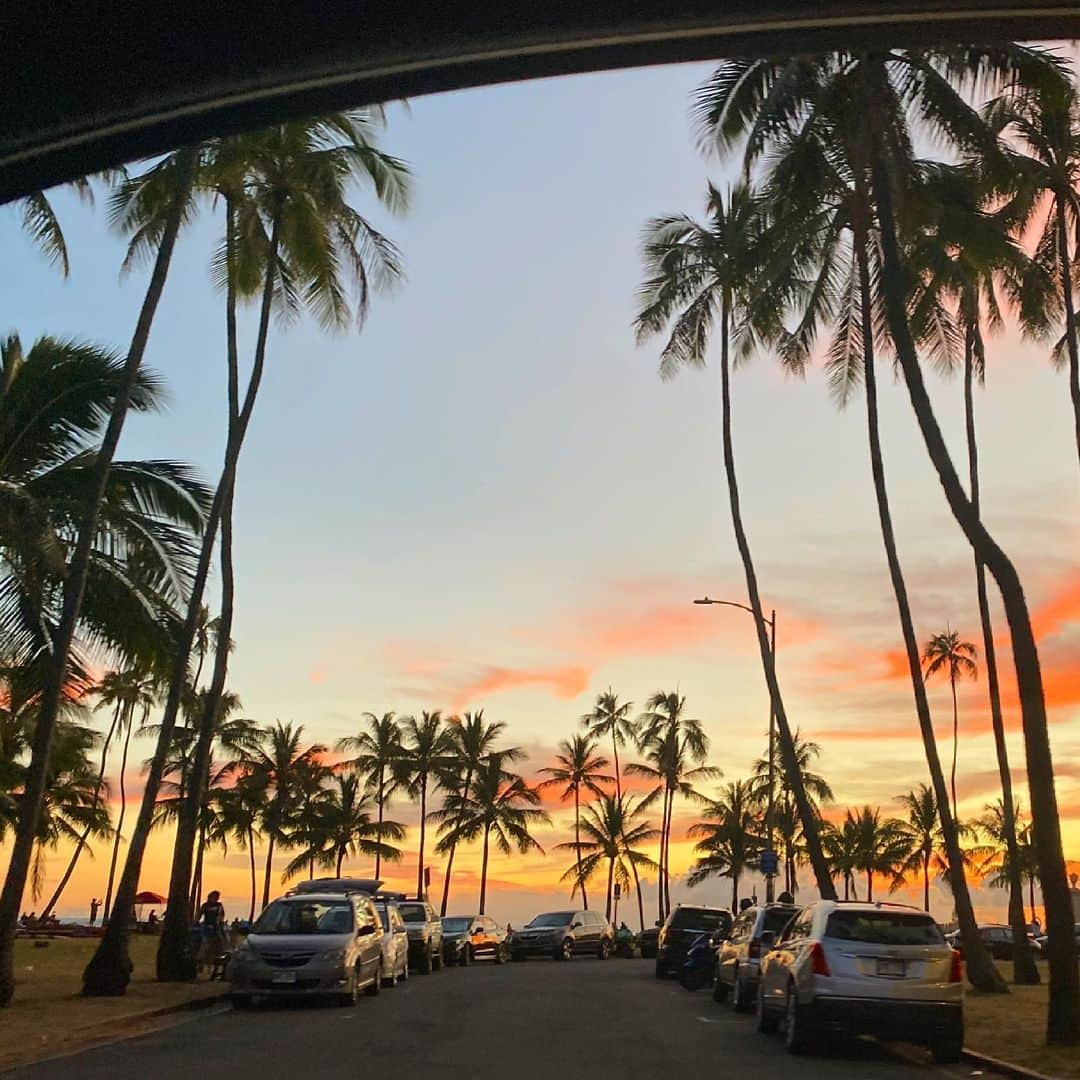 のインスタグラム：「帰り道に通った🚗💨 Kaimana Beachのサンセットタイム！  あまりに綺麗だったから 車の中からカシャリンコ。📸 今日の夕焼け空は薄ピンク色から オレンジ色のグラデーションが め〜ちゃくちゃ綺麗だった！✨✨  今日はイルカちゃん達に会えたし 綺麗な夕焼け空も見れたし 最高のハワイでした！🤙🏼 ハワイの神様有難う！✨✨ もぅ感謝しかない！🙏🏻  また明日！👋🏼  #エアハワイ🌺  #ハワイのおすそ分け🤙🏼  #気持ちだけでもハワイ😊  #ハワイの神様に感謝」