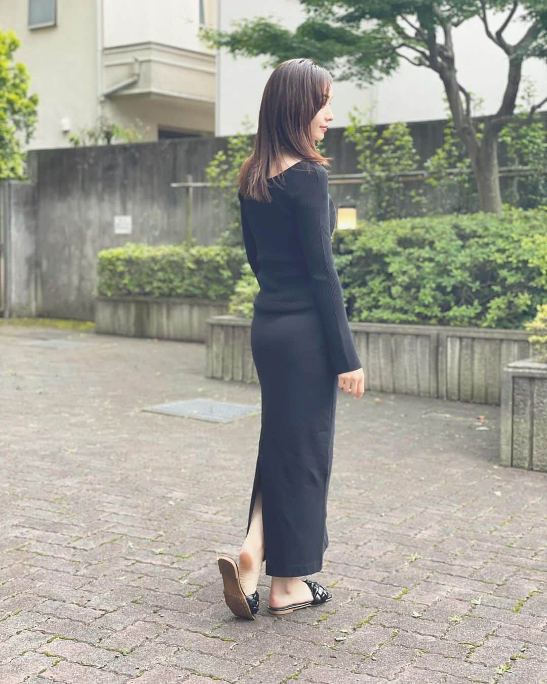 乙黒えりのインスタグラム：「Uniqlo × mamekurogouchi  カットが綺麗だったので タイトスカートと 秋のためにニット買っておきました〜！  秋になったら忘れないように着ないと！！  私はMサイズがちょうどいいみたい!  #ユニクロ#ユニクロマメクロゴウチ#uniqlo#uniqlomamekurogouchi #コラボ#タイトスカート#ニット」