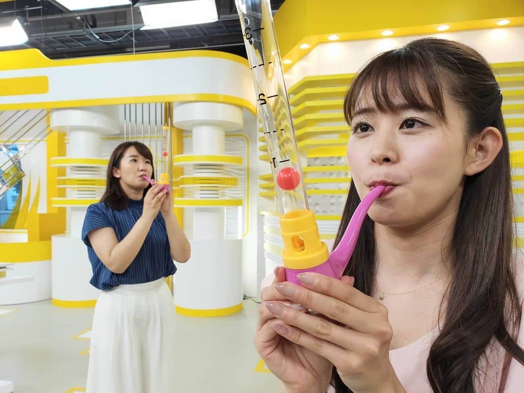 札幌テレビ「どさんこワイド朝」のインスタグラム：「遊んでるだけ…？ いえいえ、トレーニング中なんです。  あす6月22日(火)は、 いま話題の"宅トレ"を特集します！ . . #どさんこワイド朝 #大家彩香 #西尾優希  #あすのピックアップ  #宅トレ #グッズ  #真剣」