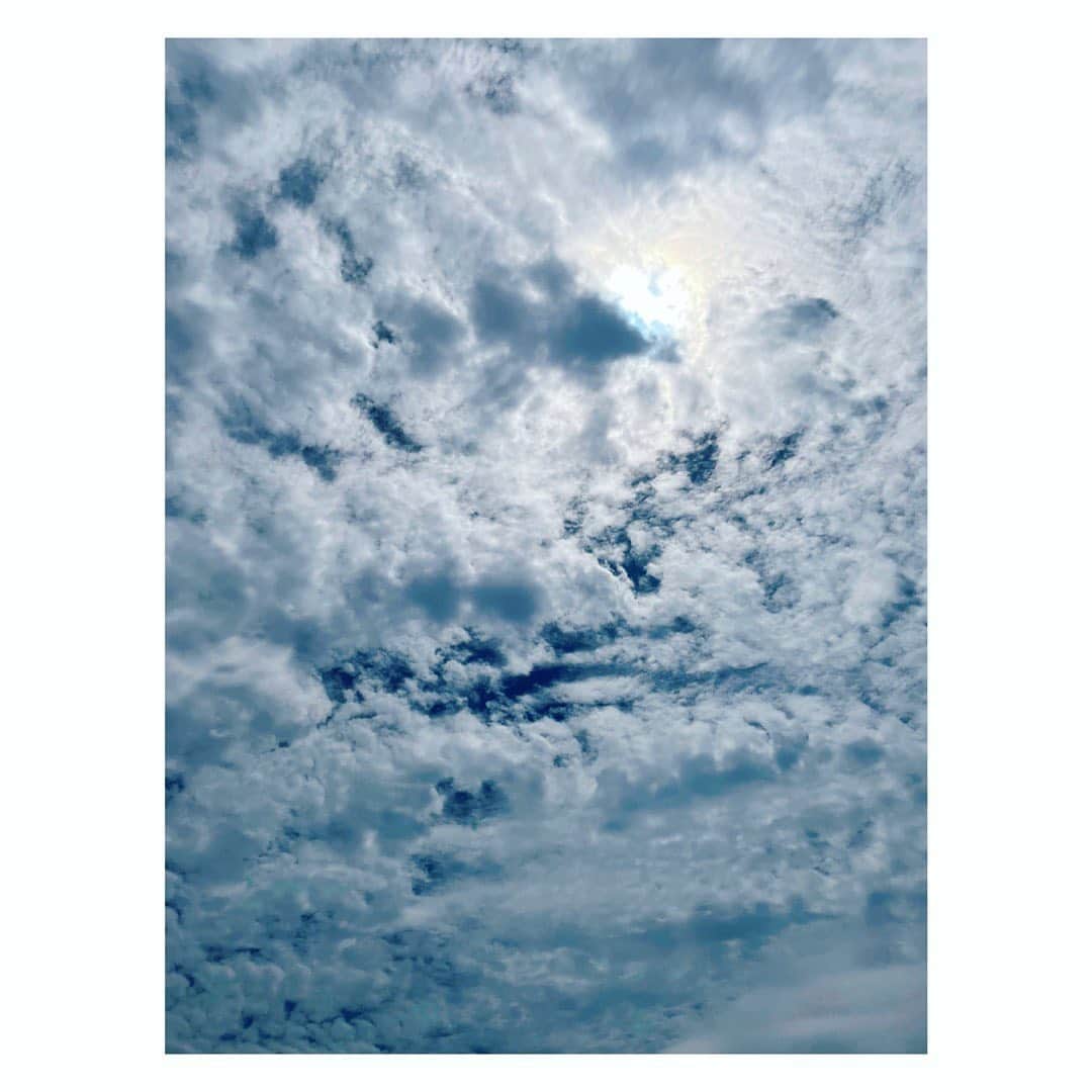 望月理恵さんのインスタグラム写真 - (望月理恵Instagram)「昨日から雲の表情が豊かで 思わず写真を撮ってしまいます！！  たくさん写真撮りましたがこれは よーく見てください。 太陽がハートに見えなくもない、、 ん？見えない？😂  #雲＃晴れてますね #杉江さんは毎日雨って言ってたような #雲のかたち＃眺めるのが好き #ハートに見える なんでもイメージから始まります、、よね。笑笑 #夏至」6月21日 12時16分 - mochiee28