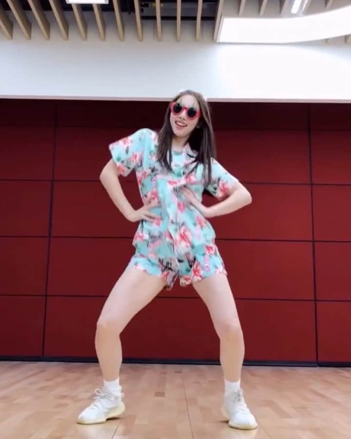 TWICEのインスタグラム：「나정채 "Alcohol-Free" Dance Video - #TWICE #트와이스 - {#nayeon #나연 #jeongyeon #정연 #momo #모모 #sana #사나 #jihyo #지효 #mina #미나 #dahyun #다현 #chaeyoung #채영 #tzuyu #쯔위}」