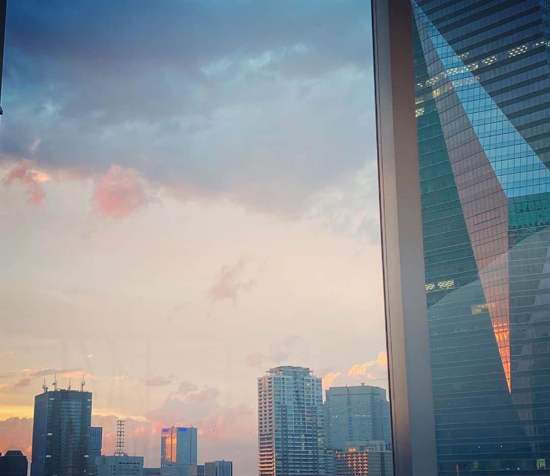 穂川果音さんのインスタグラム写真 - (穂川果音Instagram)「昨日の空が綺麗だったので✨ 今くらいの気温だと、夕方は過ごしやすくて気持ちいいなぁ😊 そんなわけで今日は月曜日〜 今週も頑張りましょ〜✨  　#空　#sky #instagram #instasky #週末」6月21日 12時21分 - hokawakanonn