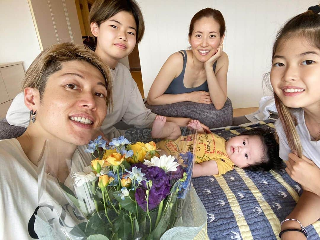 雅-MIYAVI-さんのインスタグラム写真 - (雅-MIYAVI-Instagram)「They completely caught me off guard while focusing on the show. Thx @melody_lee_ishihara & kids 🙏🏻 Fatherhood is definitely one of the best things in life. Big up to all dads in the world hustling every day for their fam. We do our best for fam💪🏻ショーに集中していたので、完全にサプライズでした。メルさん＆キッズ達ありがとう！(スカイラーの服ちょっとギブスの落書きみたいになってるけど。笑）毎日ファミリーのために奮闘している世界中のお父さんにリスペクトです。がんばりましょう💪🏻 #Repost @melody_lee_ishihara ・・・ Happy Father’s Day to the best Dad ever!! ✨✨✨💕💕We love you sooooo much!!💕💕💕And to all of the hard working fathers in the world, thank you!! Hope you all have a wonderful day👏👏💕💕」6月21日 12時27分 - miyavi_ishihara