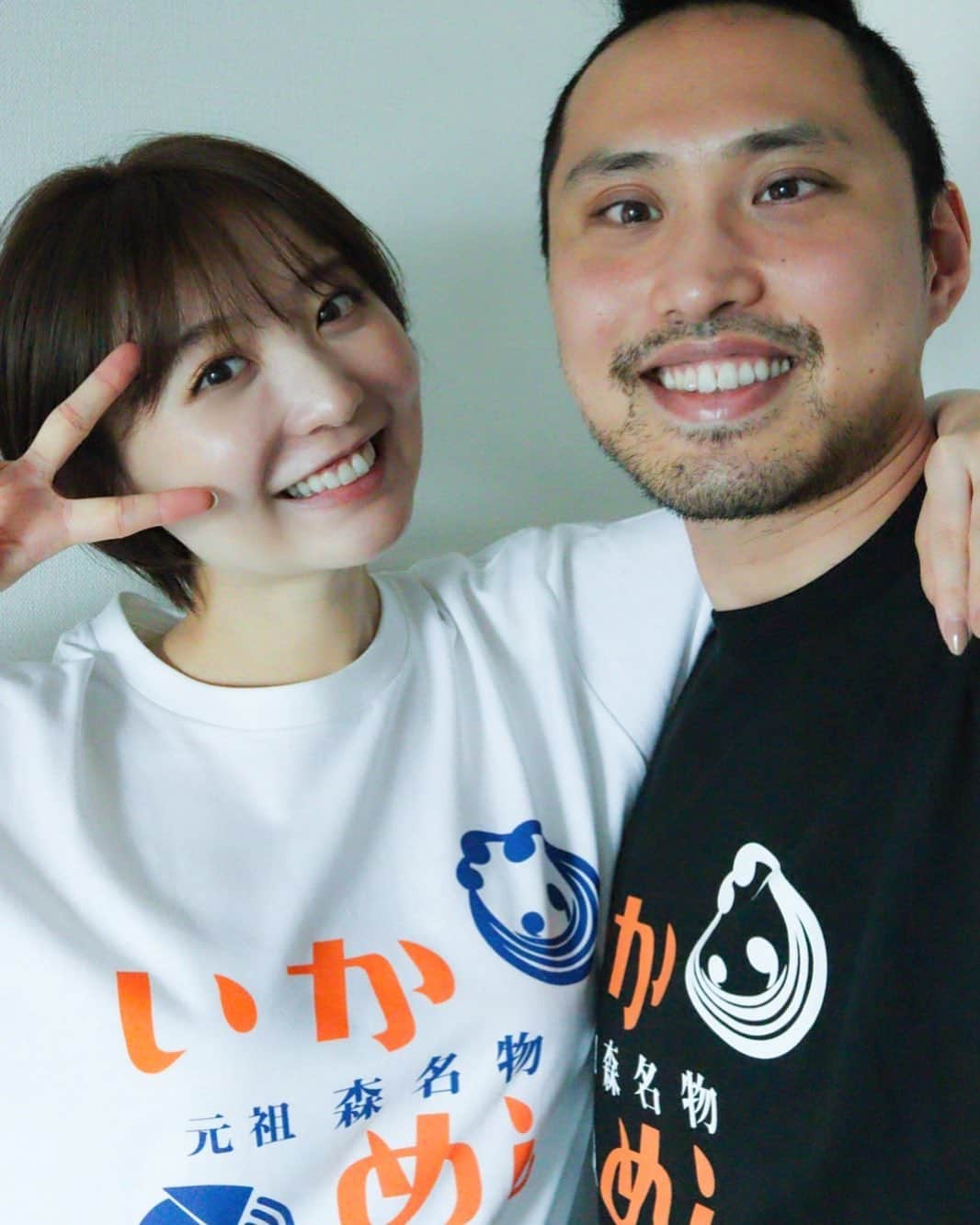 おのののかのインスタグラム：「＊ 最近のお気に入り、いかめしＴシャツ🦑💓 夫婦揃って #いかめし阿部商店 のファンです。🥰  最近、顔が似てきたと言われる。。似てるかな？笑」
