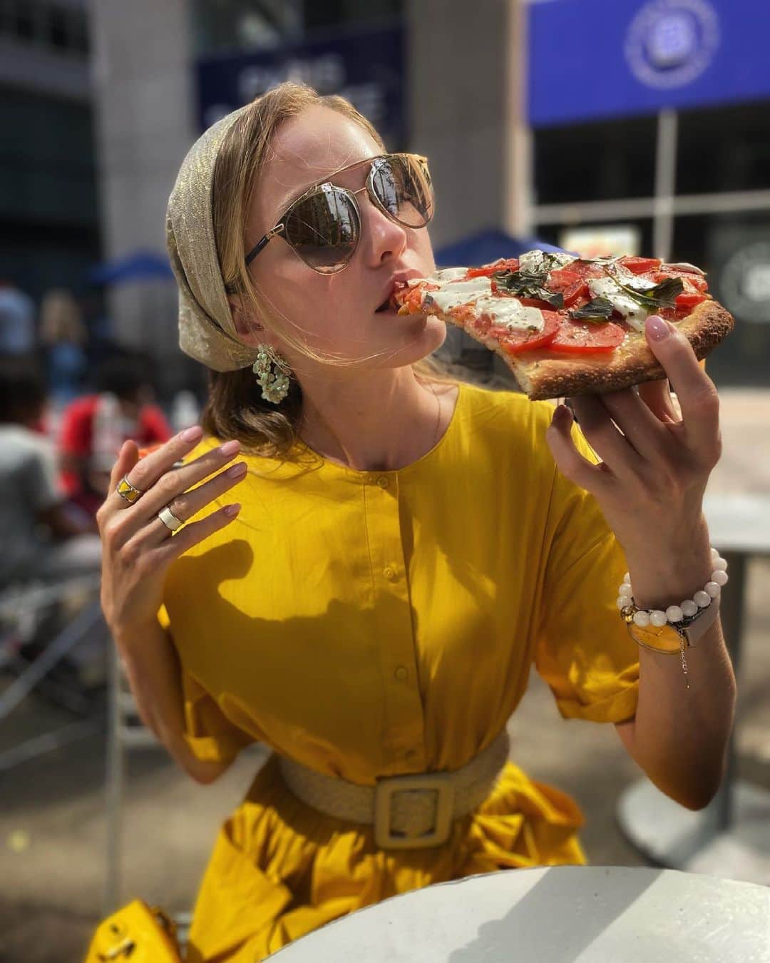 ヴラダ・ロスリャコヴァのインスタグラム：「1, 2 or 3?  I found the best pizza place in NY 😏」