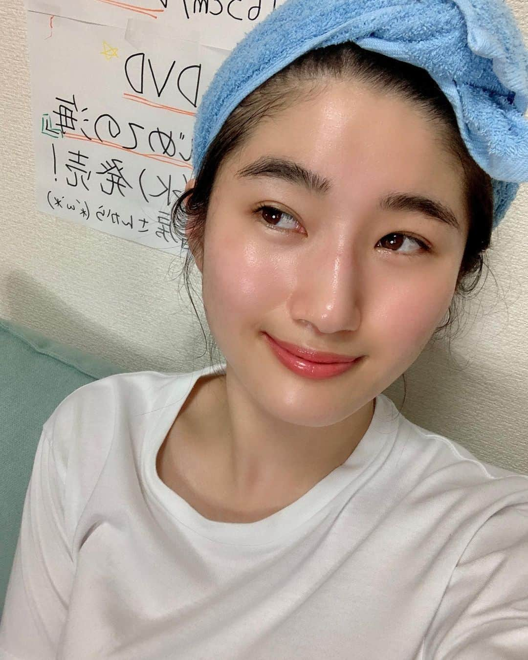 浅海ゆづきのインスタグラム：「昨日はお風呂上がりにSHOWROOM🥰 毎日ライブ配信してます😌❤️ うしろに張り紙してるの笑 #グラビアアイドル  #グラドル　#グラドル自画撮り部  #インスタグラビア　#グラドル自撮り部  #おうちグラビア  #showroom配信  #美乳好き #美尻　#美尻女子  #トレ女　#筋トレ女子部  #お風呂上がり　#タオル巻き巻き #すっぴん　#すっぴん美人  #になりたい」