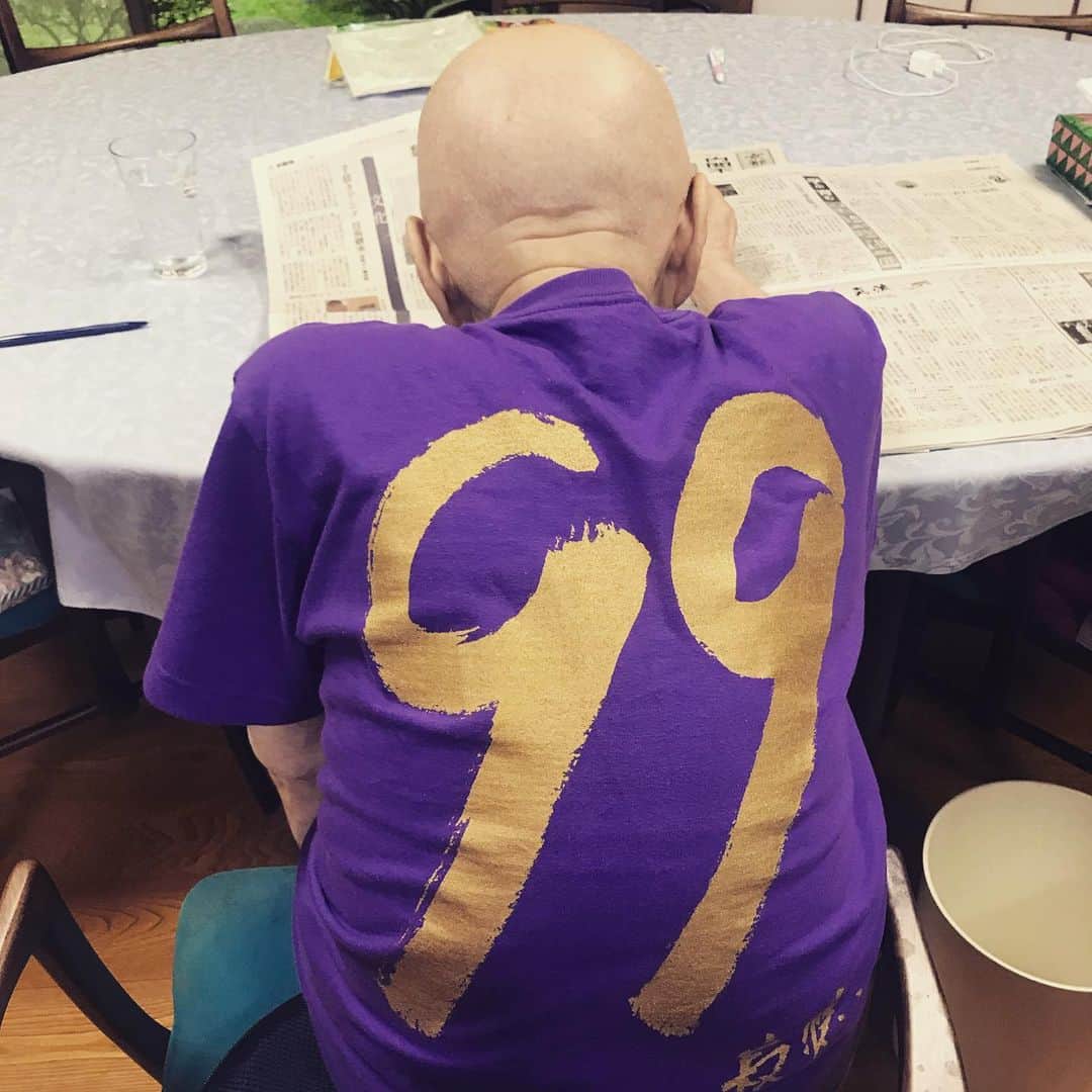 瀬戸内寂聴のインスタグラム：「99歳の記念に、編集者が作ってくれました。  この世で一着の私の直筆Tシャツ👚  今の寂庵の庭は全ての樹も草も青々と生き生きしています。  #瀬戸内寂聴 #寂庵 #どっちを向いても緑 #99」
