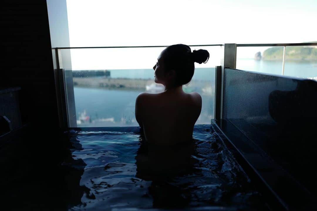 園都さんのインスタグラム写真 - (園都Instagram)「@kitakobushi_shiretoko   「北こぶし知床 ホテル&リゾート」の客室で味わえる 天然温泉の露天風呂。  オホーツクの海に浸かったかのような、絶対的な開放感  あぁ〜気持ちいい  #知床 #北こぶし #天然温泉 #オホーツク」6月21日 14時36分 - miyakosono_official