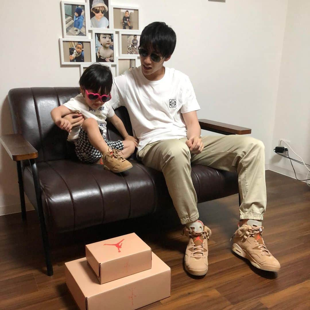 鎌田大地さんのインスタグラム写真 - (鎌田大地Instagram)「お揃いスニーカー👨‍👦 @niketokyo #nikeairjordan6  Travis Scott × Nike Air Jordan 6 British Khaki」6月21日 14時48分 - kamadadaichi