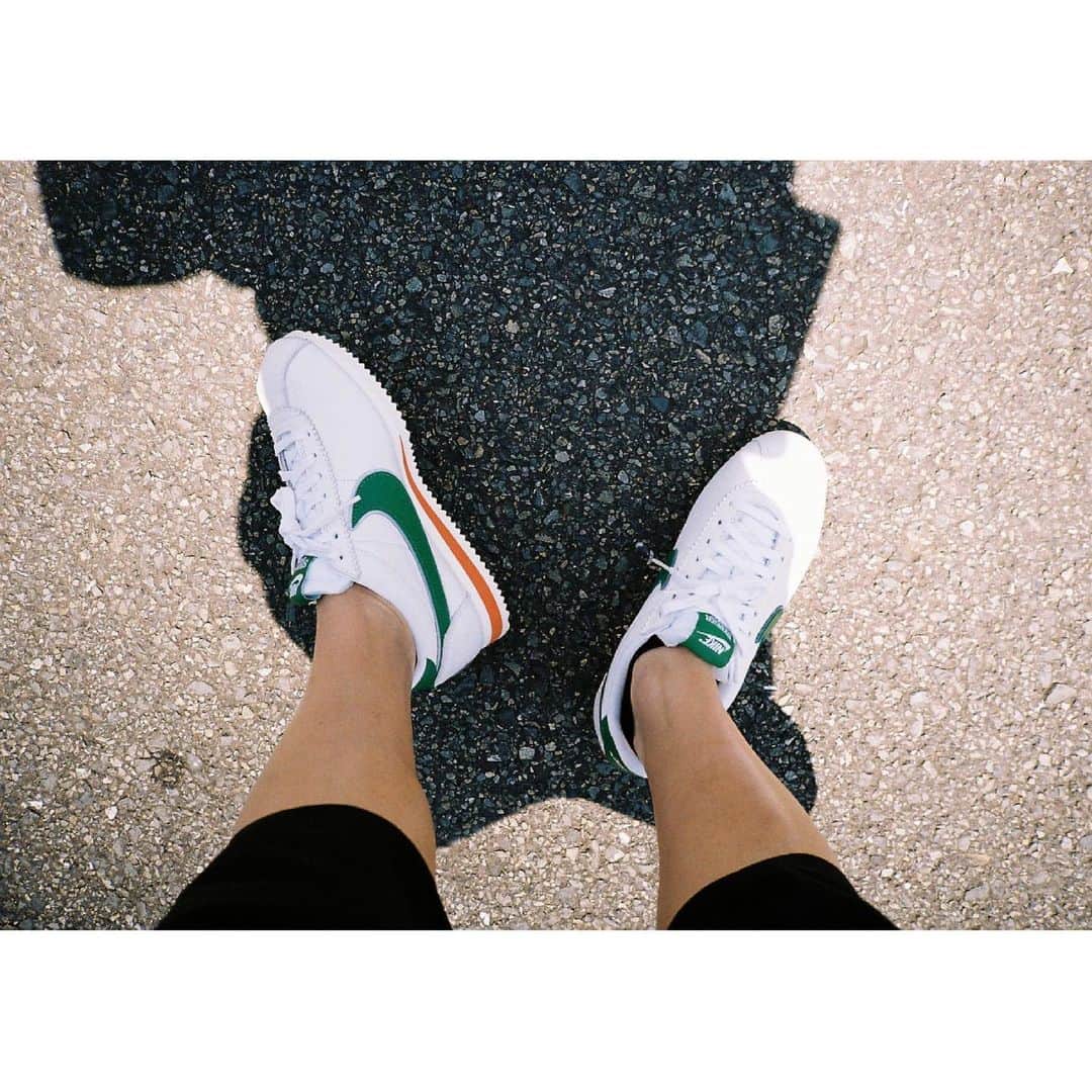 和田颯のインスタグラム：「買ってから2年経ちましてやっと履きました笑 可愛いなーこれ！！ #nike #nikecortez #strangerthings #contaxt2 #kodak #kodakcolorplus200」