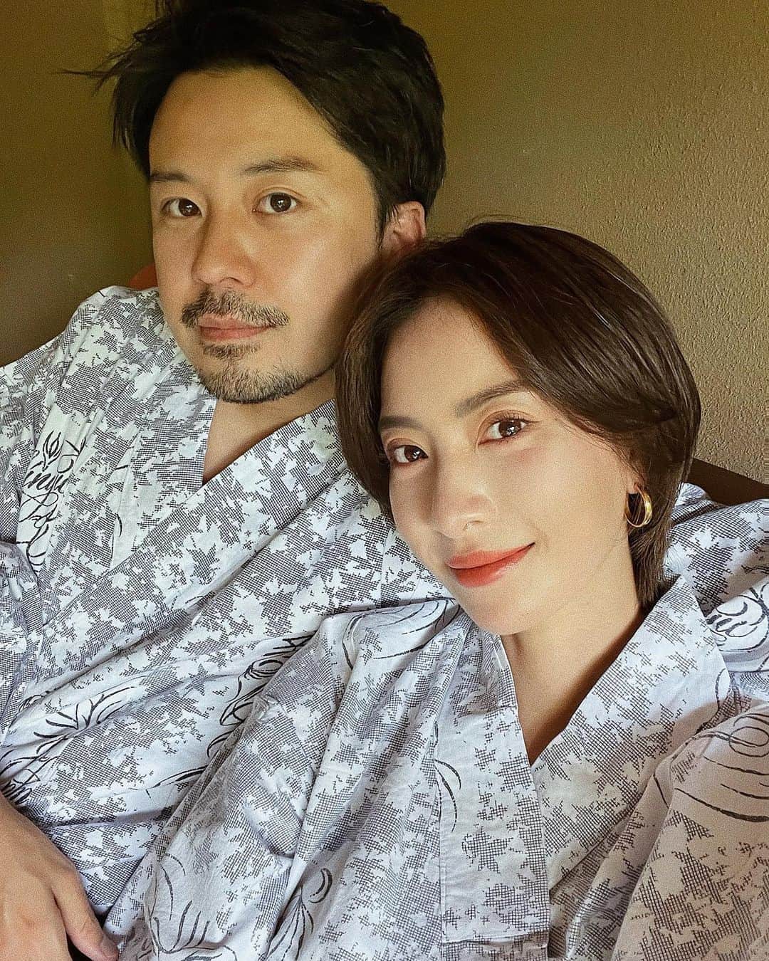 ソンイのインスタグラム：「息子は葉っぱ観察に夢中で久々の夫婦のみ写真🌿 父の日も兼ねてのリフレッシュ休暇♨️ いつもお仕事に育児にお疲れ様です🙏🏻  お互い得意不得意な事が真逆な夫婦なので、 できる方がやる！お互いの不得意を補う！ のが我が家のルール✊🏻  私よりも息子と向き合うのが上手で、パパの支えがあるからこそ私もお仕事ができてます😌 いつもありがとう❤️  #くしゃみの瞬間爆笑 #浴衣の襟が逆だったぴえん」