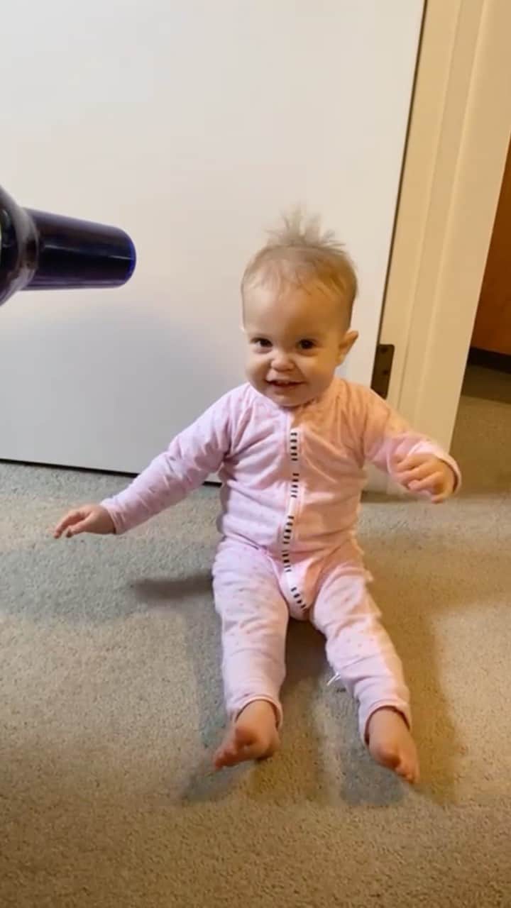 のインスタグラム：「Little lady looks like she’s going to be blown away ☺️」