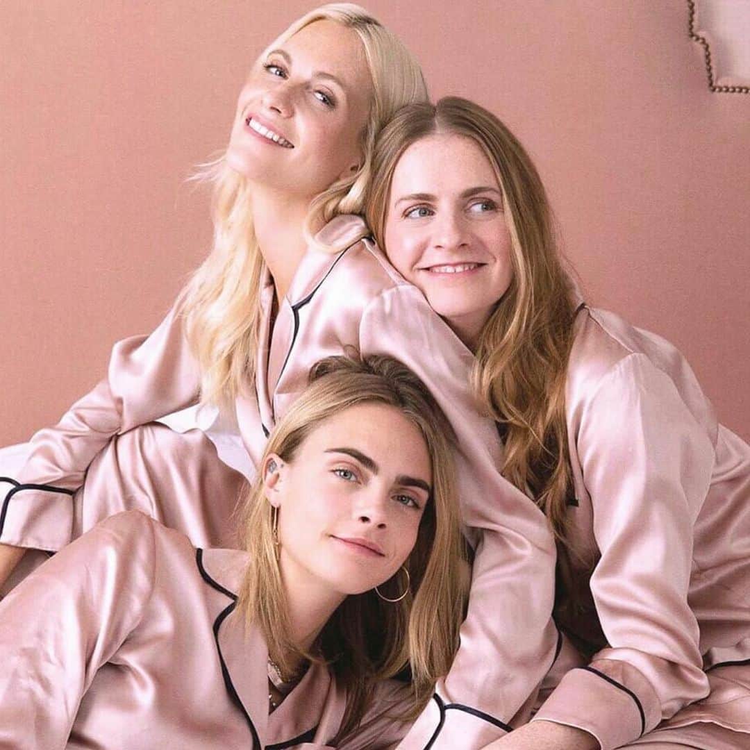 カーラ・デルヴィーニュのインスタグラム：「Happy birthday to the leader of the pack, my role model, and partner in crime @cdelevingne. I’m the luckiest to call you my sister.」