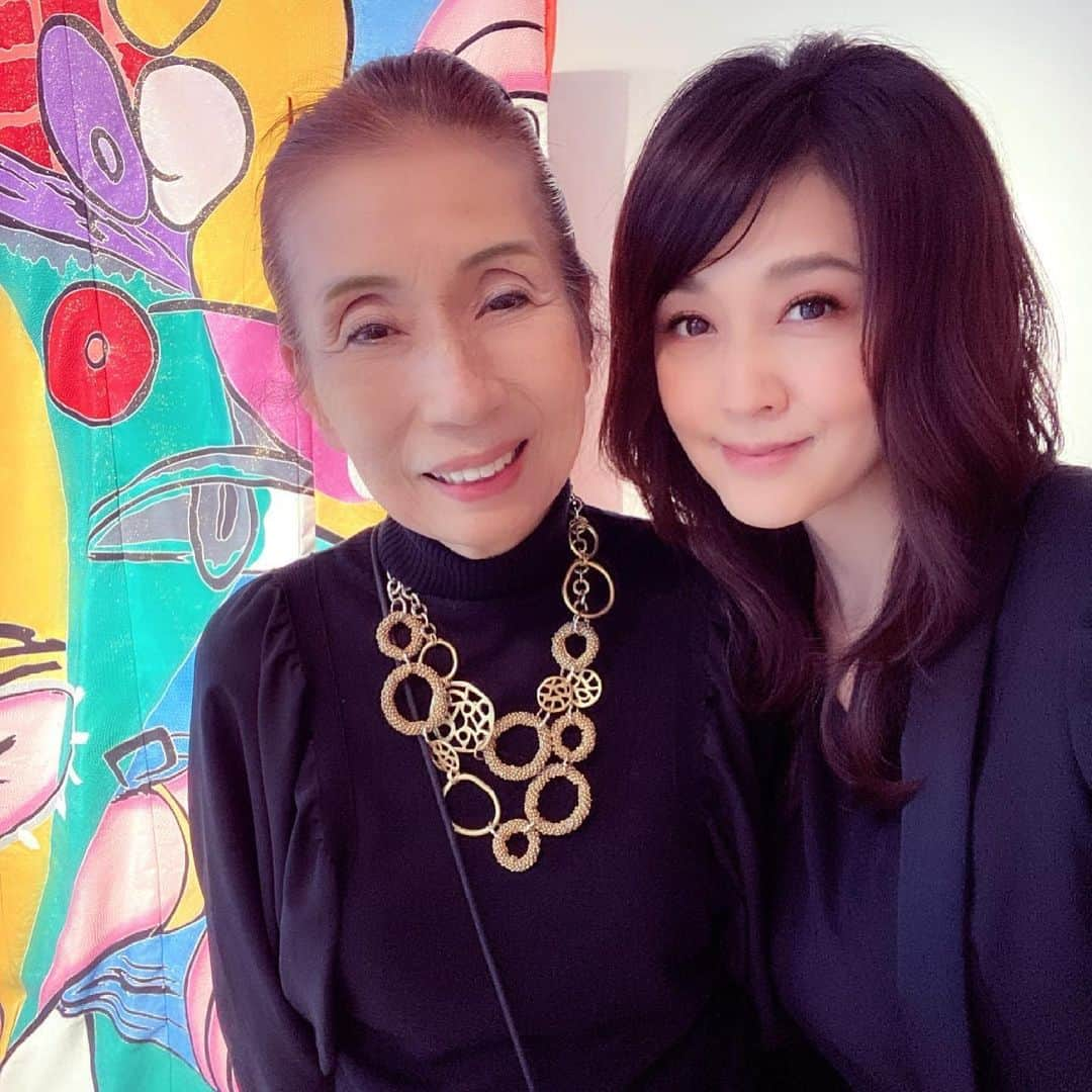 藤原紀香さんのインスタグラム写真 - (藤原紀香Instagram)「先日の仕事の帰り、開催期間中に行きたいと思っていた若槻せつ子先生の打ち掛けコレクションの展覧会へ👘 若槻先生が長い年月をかけて収集された貴重な打掛コレクションの数々は、職人の技術と愛が惜しみなくほどこされた豪華絢爛な作品ばかりで、最近、元気エナジーが低下していた私に大きな力を与えてくれました‼️🙌  普段、余り触れる機会がない打掛ですが、その美しさは勿論なこと、打ち掛けの持つエネルギーたるや...圧巻でした。 文様の意味や素晴らしい技術など、１枚の絵画として読み解きながらご覧いただける展覧会、ぜひお近くの方はぜひ見ていただきたい^_^と思います。遠方の方は、オンラインビューイングで見られます⇩ https://my.matterport.com/show-mds?m=r9QLCeRAhj3&back=1  絵を纏う - 若槻せつ子「打掛」コレクション - 2021年6月4日(金) – 6月27日(日)  若槻先生の作品は、【レコード大賞】や【美空ひばり23周忌東京ドームコンサート】、そして長年つとめた【ベストヒット歌謡祭】や 【NHK虹の架け橋まごころコンサート】の司会などでも数多く着用させていただきました。素晴らしい打ち掛けから作られたドレスでした✨ 先生との出会い、そのご縁に感謝しております。  先生は「着物ドレスの本を出すまでは天へまだ行けないわ」なんて仰いますけれど、いえいえ、何を仰いますやら！先生はお若くお綺麗です^_^打ち掛けドレスに負けないエナジーが溢れています❤︎ 必ず先生の夢、叶うと思います‼️ 応援します✨  #kimonodress  #キモノドレス #打ち掛け #若槻せつ子 #若槻せつ子打掛コレクション  #日本の芸術品  #展覧会 #eveningdress dress #イブニングドレス  #collection  #ファッション  #fashion  #藤原紀香 #love #instagood #fashion #beautiful #happy #follow #art #kimonostyle #beauty #amazing #instagram #photography #photo」6月22日 1時32分 - norika.fujiwara.official