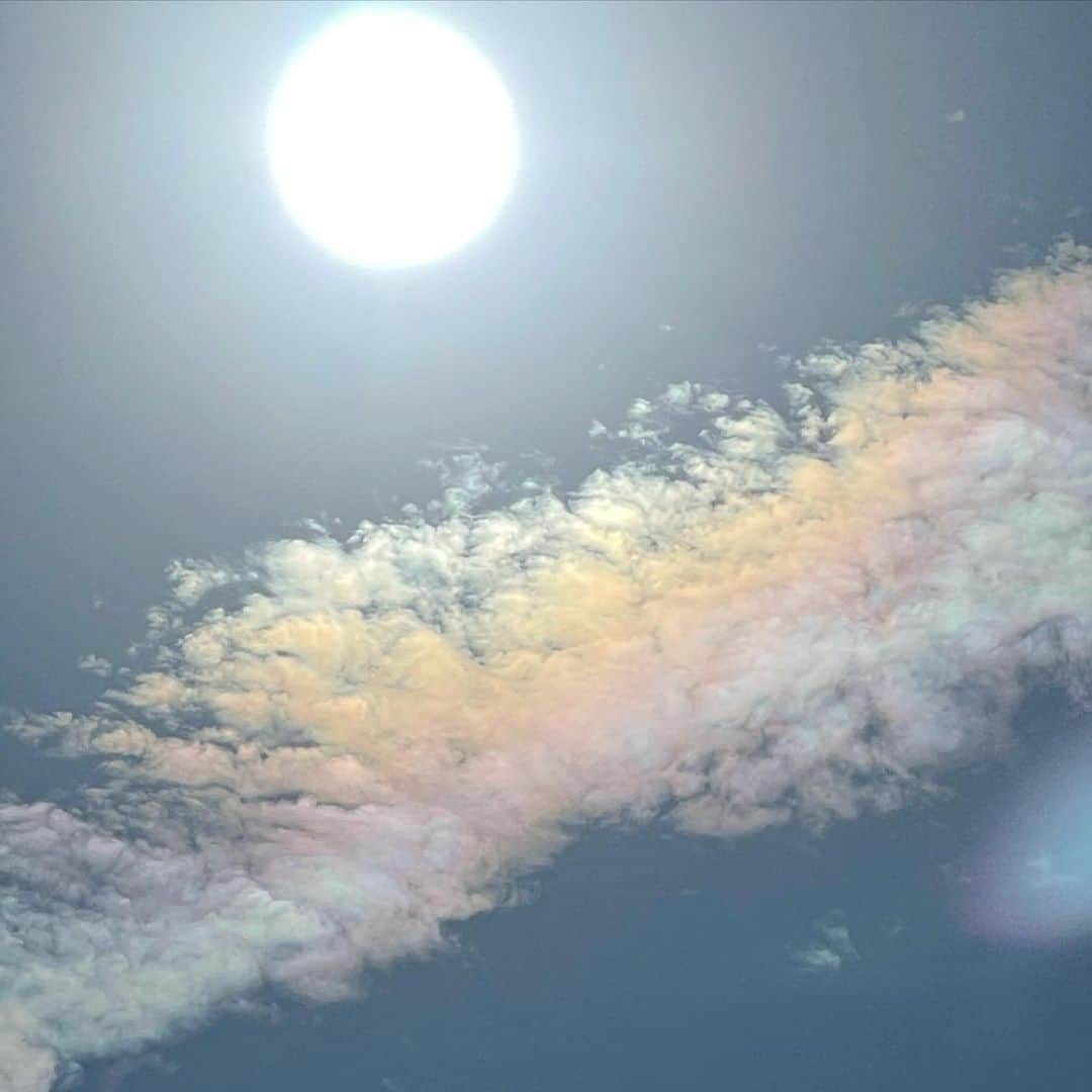 吉井明子さんのインスタグラム写真 - (吉井明子Instagram)「夏至の日に彩雲☀️☁️🌈  #おかえりモネ が始まってから、ず〜〜っと空を見るたび探していた彩雲！太陽のパワーが最大の夏至の日に出会えました〜😆  彩雲とは、主にいわし雲やひつじ雲などが、太陽の近くにあるときに虹色に色づく現象です🌈  きょうは、空を見張っていて「あ、これは彩雲になりそうだな😏」と数分待って見つけました✨完全な虹色ではなかったですが、予想して見つけることができたので、朝岡キャスターに近づけた気分☺️ふふふ。  ※彩雲を探すときはサングラスなどを使って、太陽を直接目で見ないように気をつけてください⚠️外では自転車や車の往来にも注意です😌  #6月21日 #夏至 #彩雲 #夏至の彩雲 #気象予報士 #気象キャスター #weatherforecaster #기상캐스터　#吉井明子 #朝ドラ #おかえりモネ #nhk #bs1 #bs4k」6月21日 17時26分 - akiko_yoshii_sunny_rain