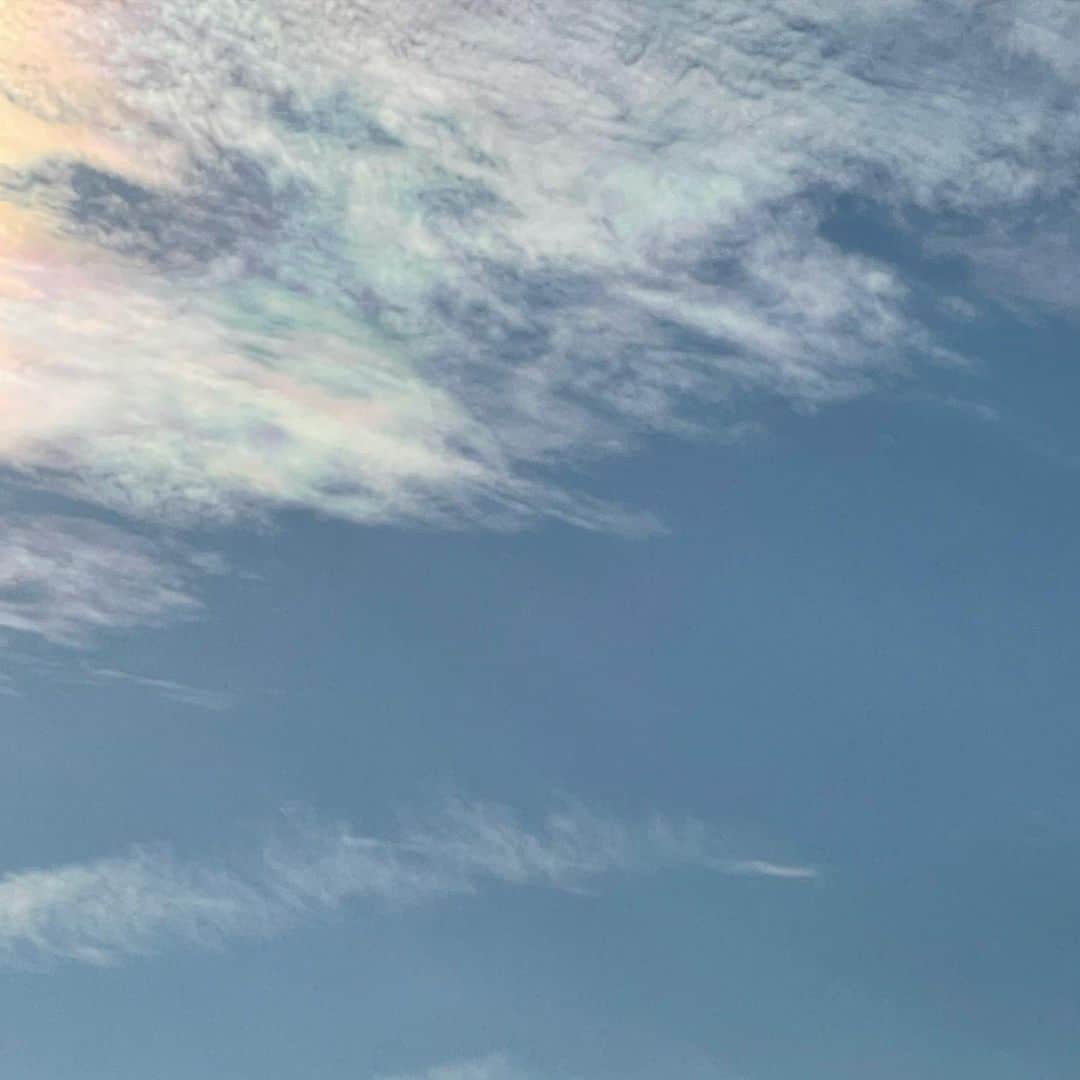 吉井明子さんのインスタグラム写真 - (吉井明子Instagram)「夏至の日に彩雲☀️☁️🌈  #おかえりモネ が始まってから、ず〜〜っと空を見るたび探していた彩雲！太陽のパワーが最大の夏至の日に出会えました〜😆  彩雲とは、主にいわし雲やひつじ雲などが、太陽の近くにあるときに虹色に色づく現象です🌈  きょうは、空を見張っていて「あ、これは彩雲になりそうだな😏」と数分待って見つけました✨完全な虹色ではなかったですが、予想して見つけることができたので、朝岡キャスターに近づけた気分☺️ふふふ。  ※彩雲を探すときはサングラスなどを使って、太陽を直接目で見ないように気をつけてください⚠️外では自転車や車の往来にも注意です😌  #6月21日 #夏至 #彩雲 #夏至の彩雲 #気象予報士 #気象キャスター #weatherforecaster #기상캐스터　#吉井明子 #朝ドラ #おかえりモネ #nhk #bs1 #bs4k」6月21日 17時26分 - akiko_yoshii_sunny_rain